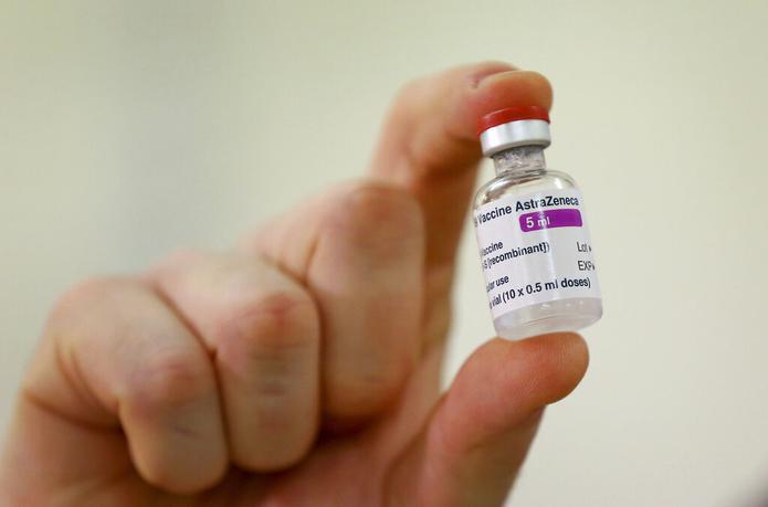 AstraZeneca espera presentar una solicitud de su vacuna ante la Administración de Alimentos y Medicamentos de Estados Unidos en las próximas semanas.