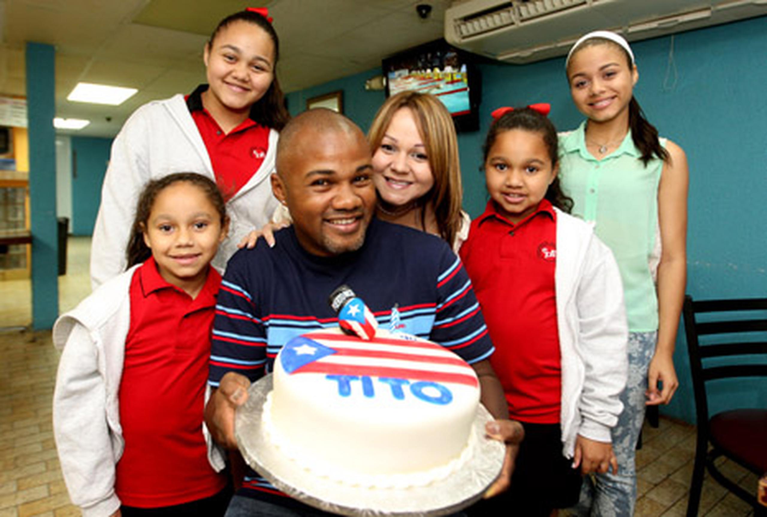 Su esposa Sharon Santiago, sorprendió a  Félix “Tito” Trinidad con un bizcocho de cumpleaños que disfrutó con sus hijas Larysha, Leysha, Alayah y Ashley Nicole. (jose.reyes@gfrmedia.com)
