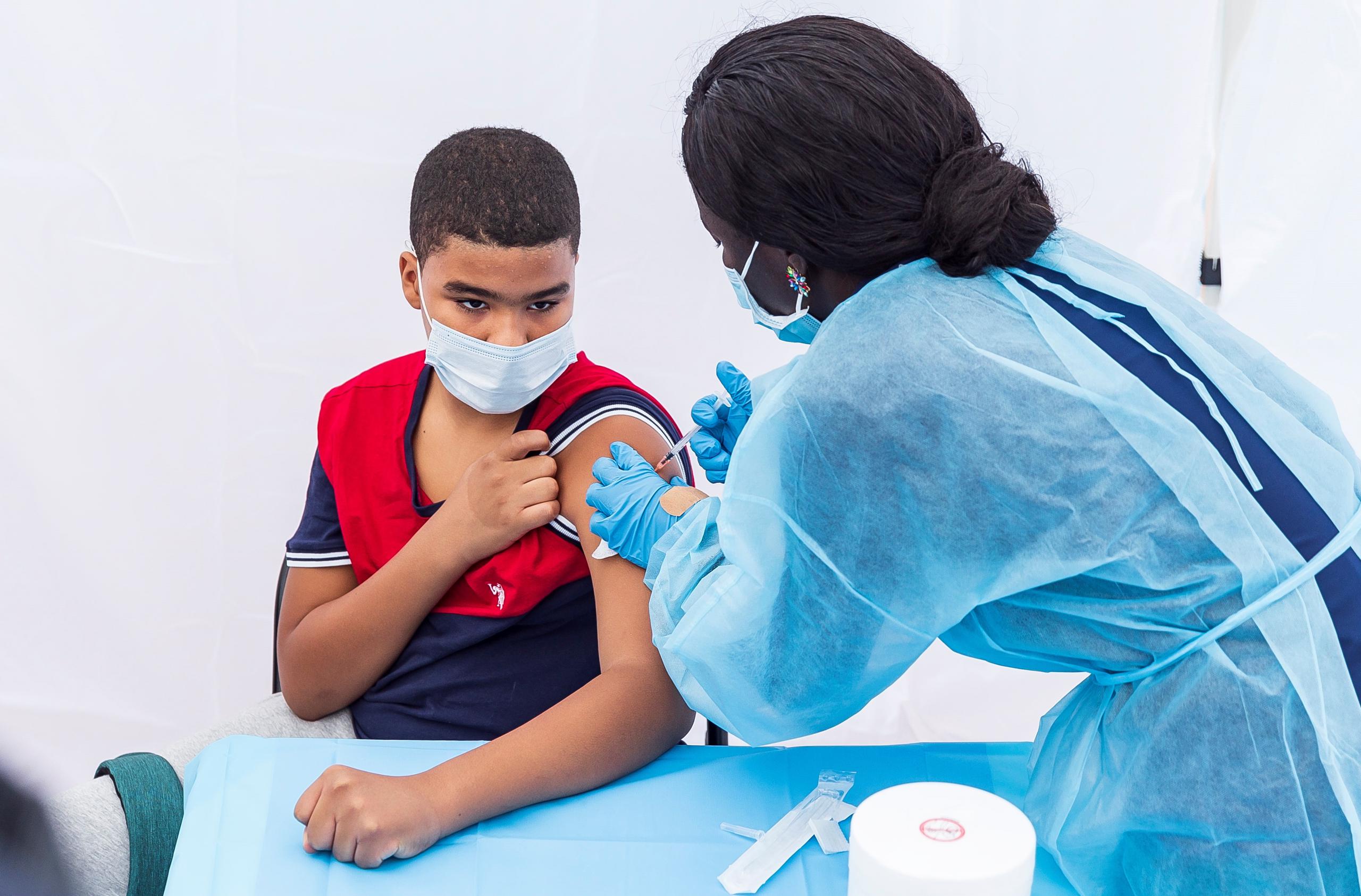 Una enfermera administra la vacuna COVID-19 a Justing Concepción, de 12 años. EFE/EPA/Justin Lane/Archivo