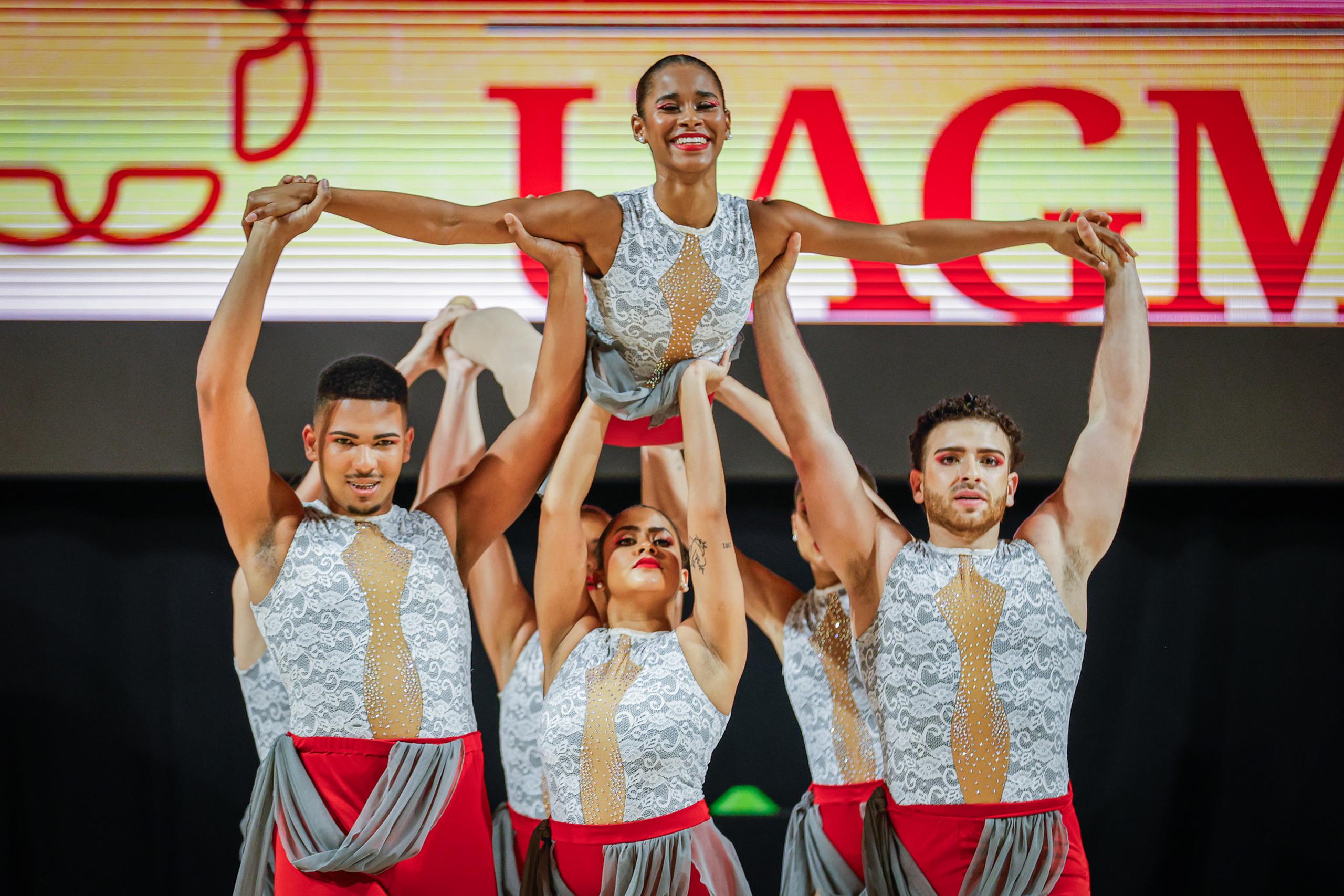 Un grupo de las Taínas se emplea durante la competencia del baile.