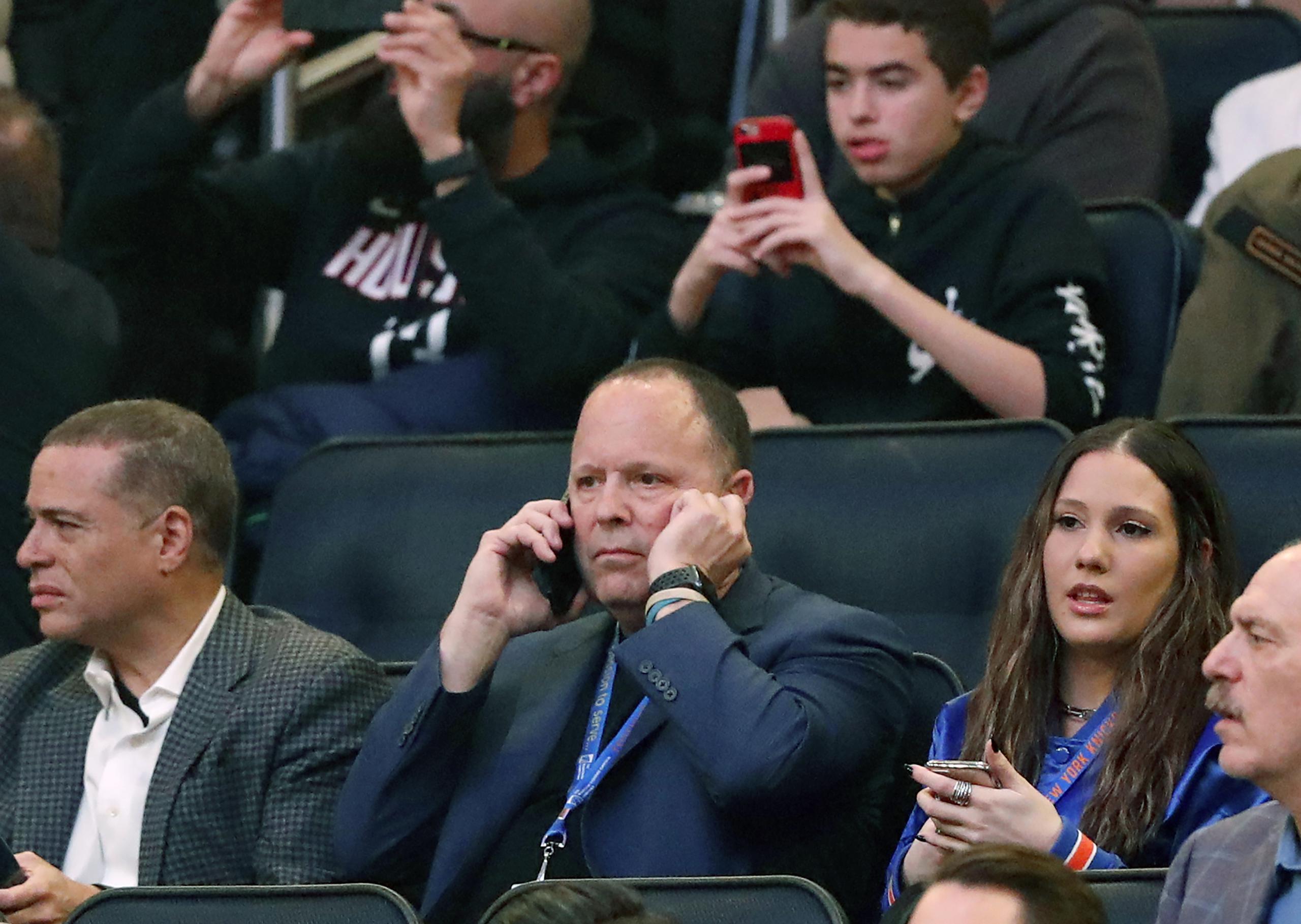 El exagente y nuevo presidente de los Knicks de Nueva York, Leon Rose, habla por teléfono durante el partido ante los Rockets de Houston, el lunes 2 de marzo de 2020. Fue nombrado al puesto una semana y media antes de la suspensión de la temporada por causa de la pandemia del coronavirus.