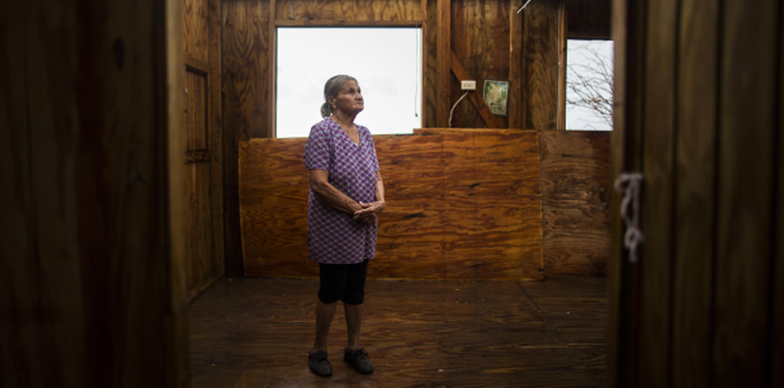 Ida Delma Rodríguez, de 85 años, ve con nostalgia los daños que sufrió su casita de madera. Abajo, Marcos Rodríguez, quien quedó incomunicado. (tonito.zayas@gfrmedia.com)