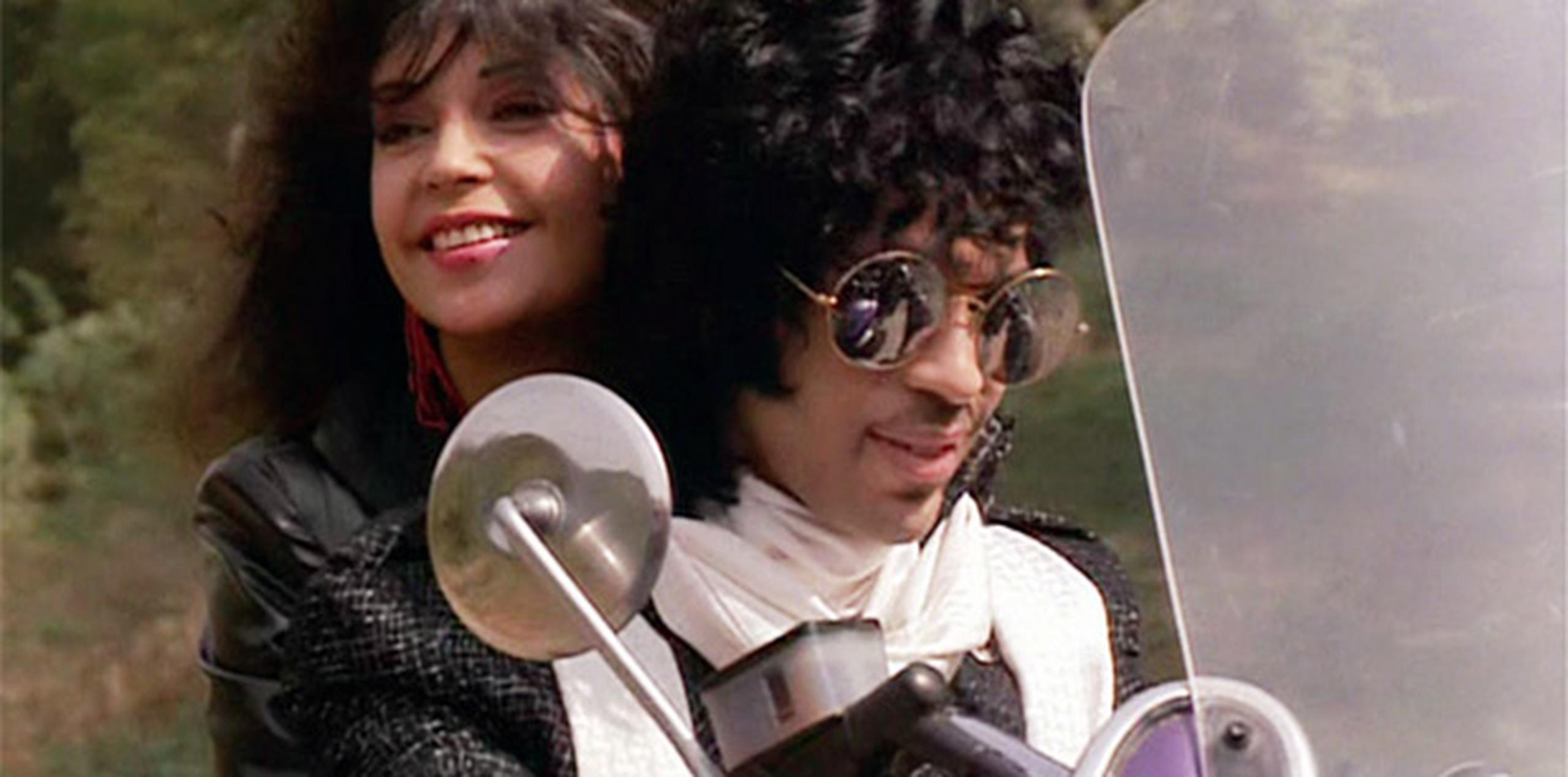 Prince portó la chaqueta blanca y negra, con mangas de cuero, en una escena en la que montaba en motocicleta con la coprotagonista del filme, Apollonia Kotero.