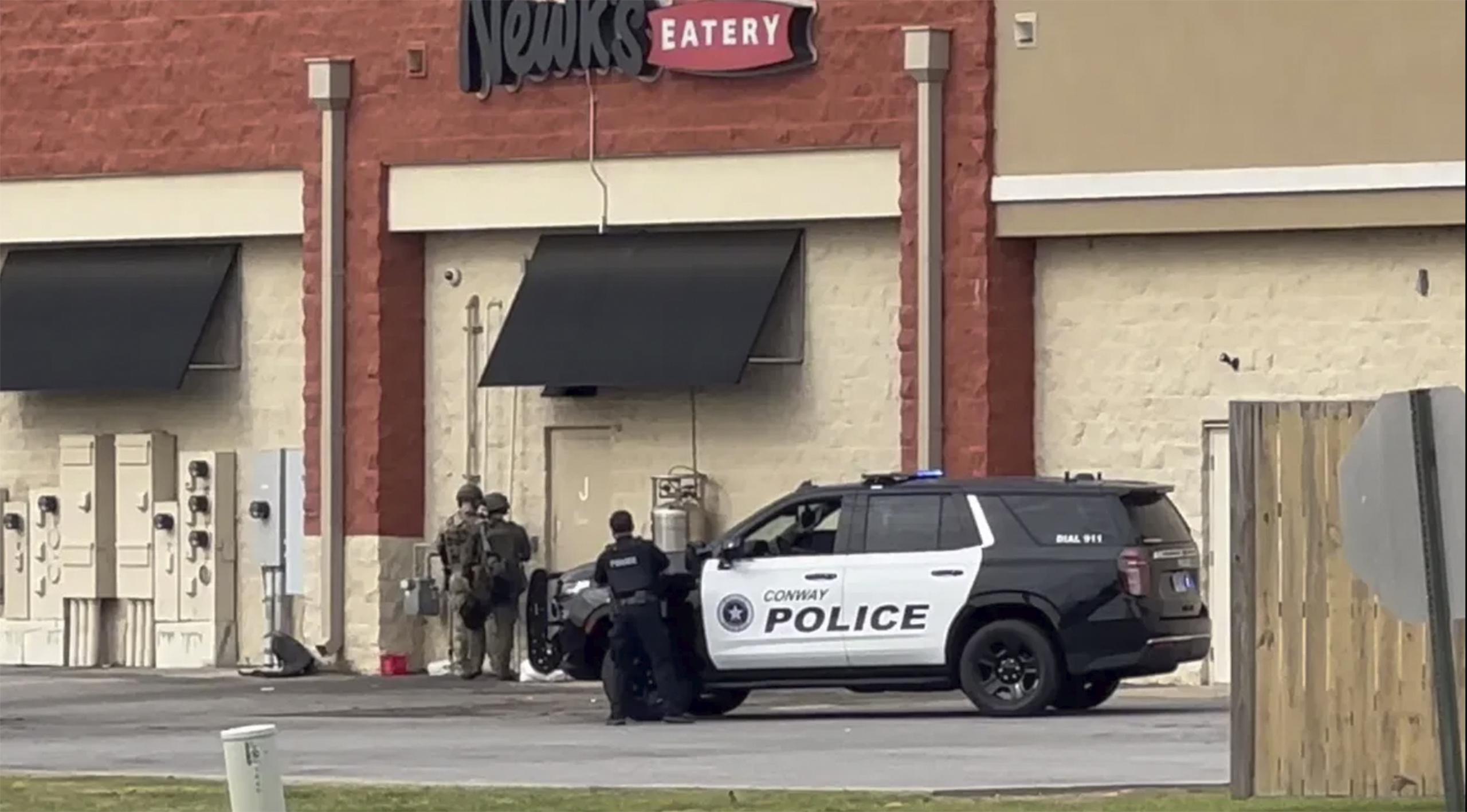 Vehículos policiales en el centro comercial Lewis Crossing Shopping Center en Conway, Arkansas, el 6 de abril de 2024. . (KATV via AP)