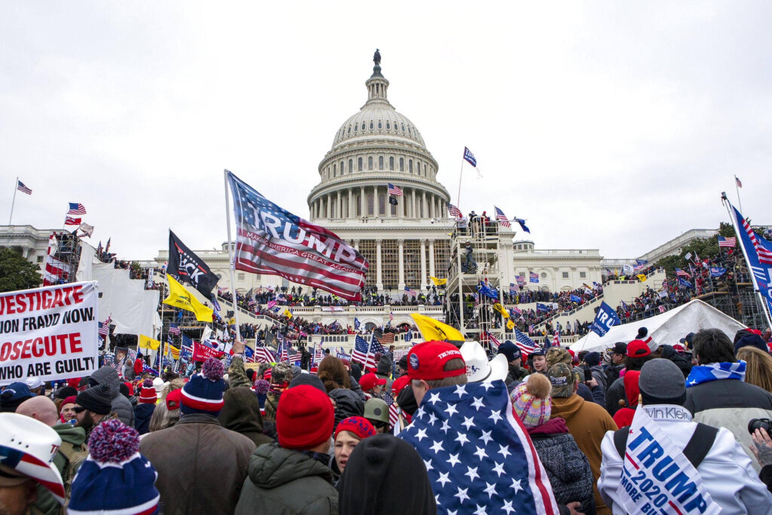 Partidarios del entonces presidente estadounidense Donald Trump se congregan junto al Capitolio el 6 de enero del 2021.  (AP Foto/Jose Luis Magana)