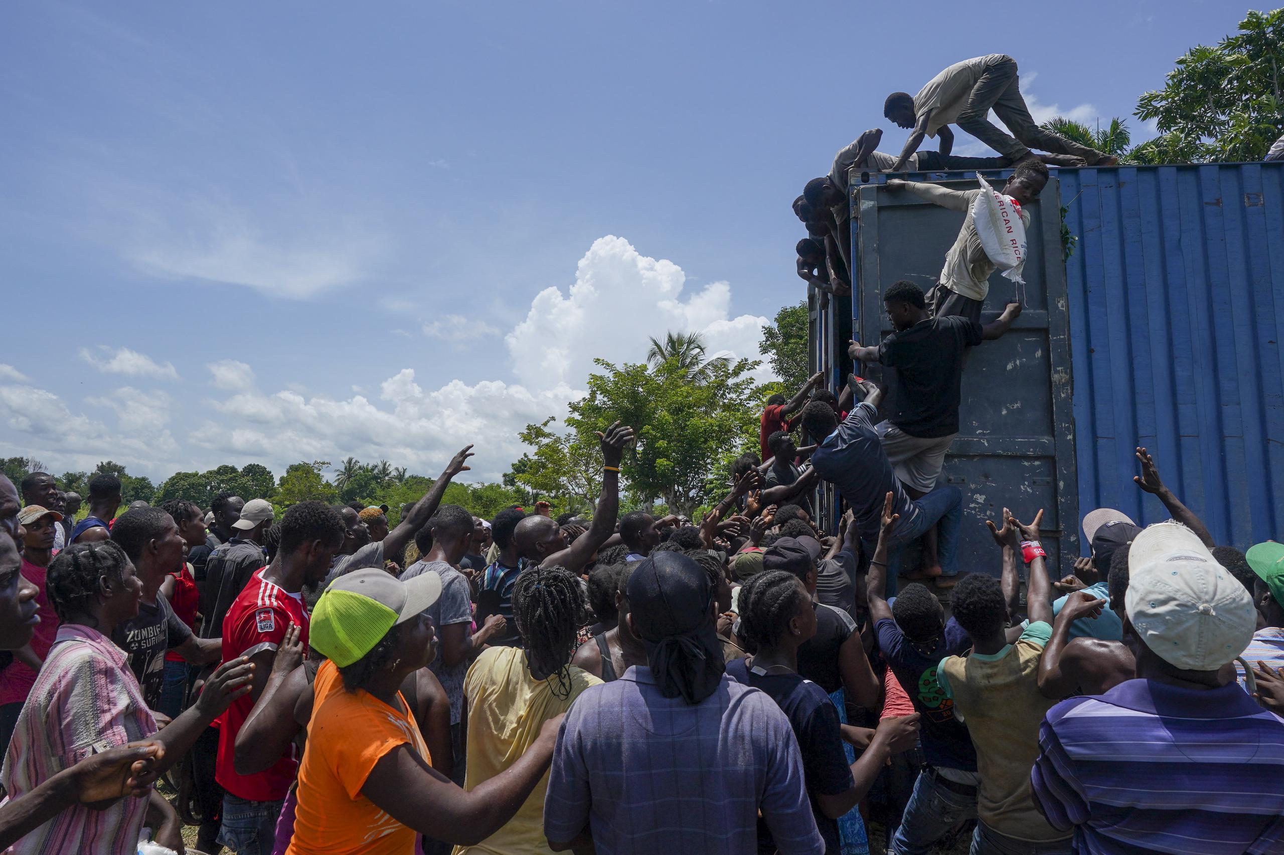 Una multitud saquea un camión cargado con asistencia para sobrevivientes del sismo en la localidad de Vey Terre en Haití.
