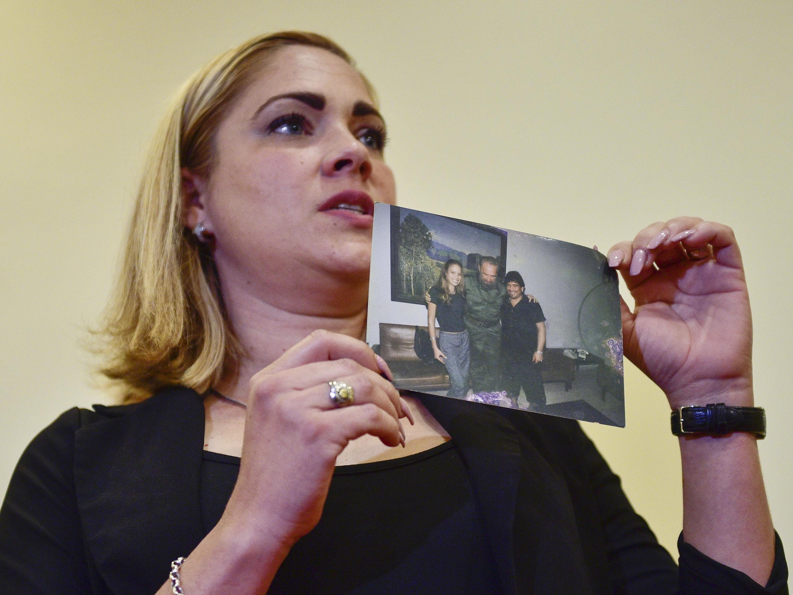 Mavys Álvarez, la cubana que acusa a Maradona de abusos en Cuba y en Argentina.  El foto muestra una foto que aparece ella junto al ídolo y a Fidel Castro.