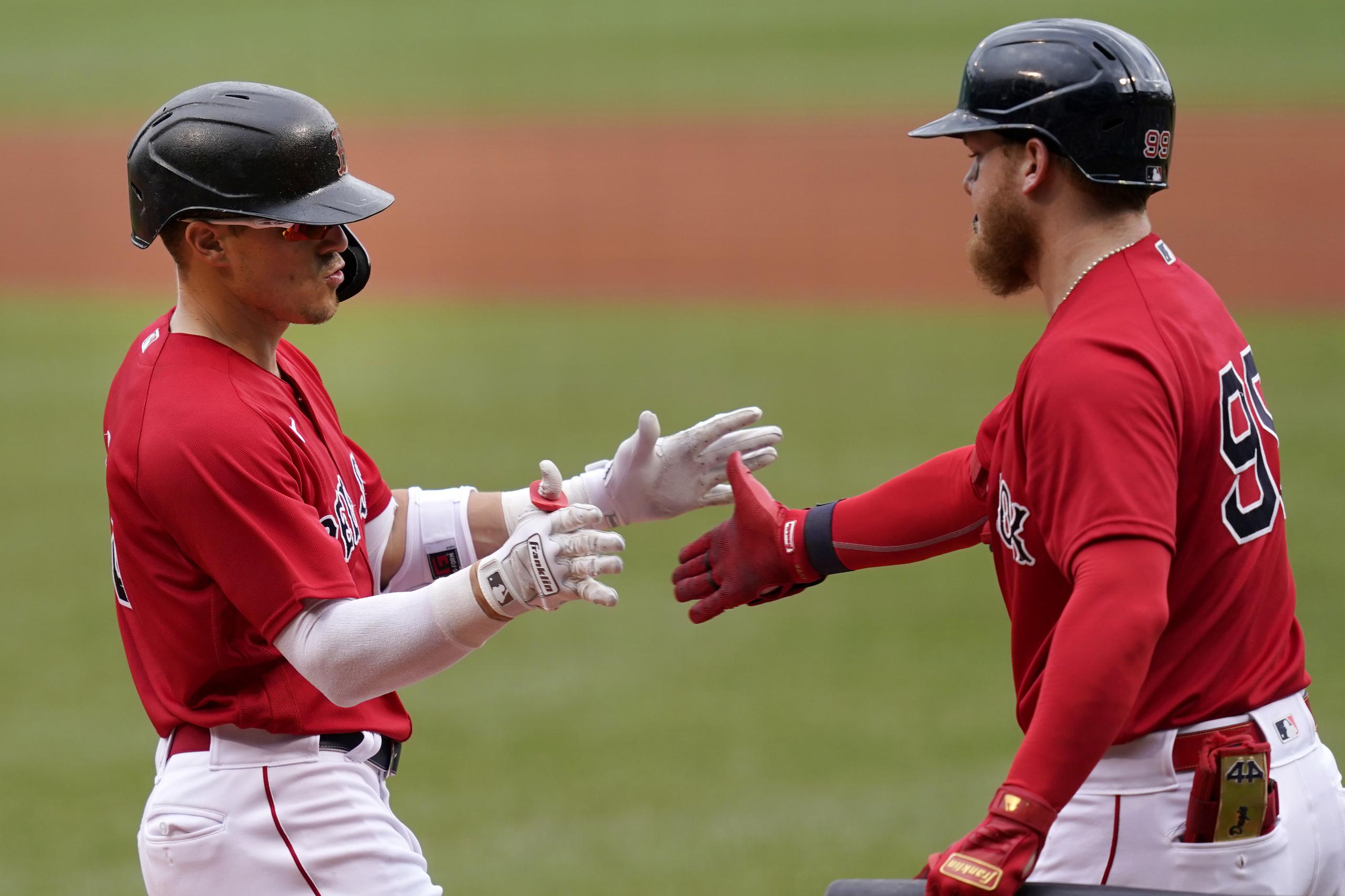 Enrique Hernández, a la izquierda, recibe la felicitación de su compañero de los Red Sox, Alex Verdugo, luego de que el boricua sacudiera su jonrón del jueves.