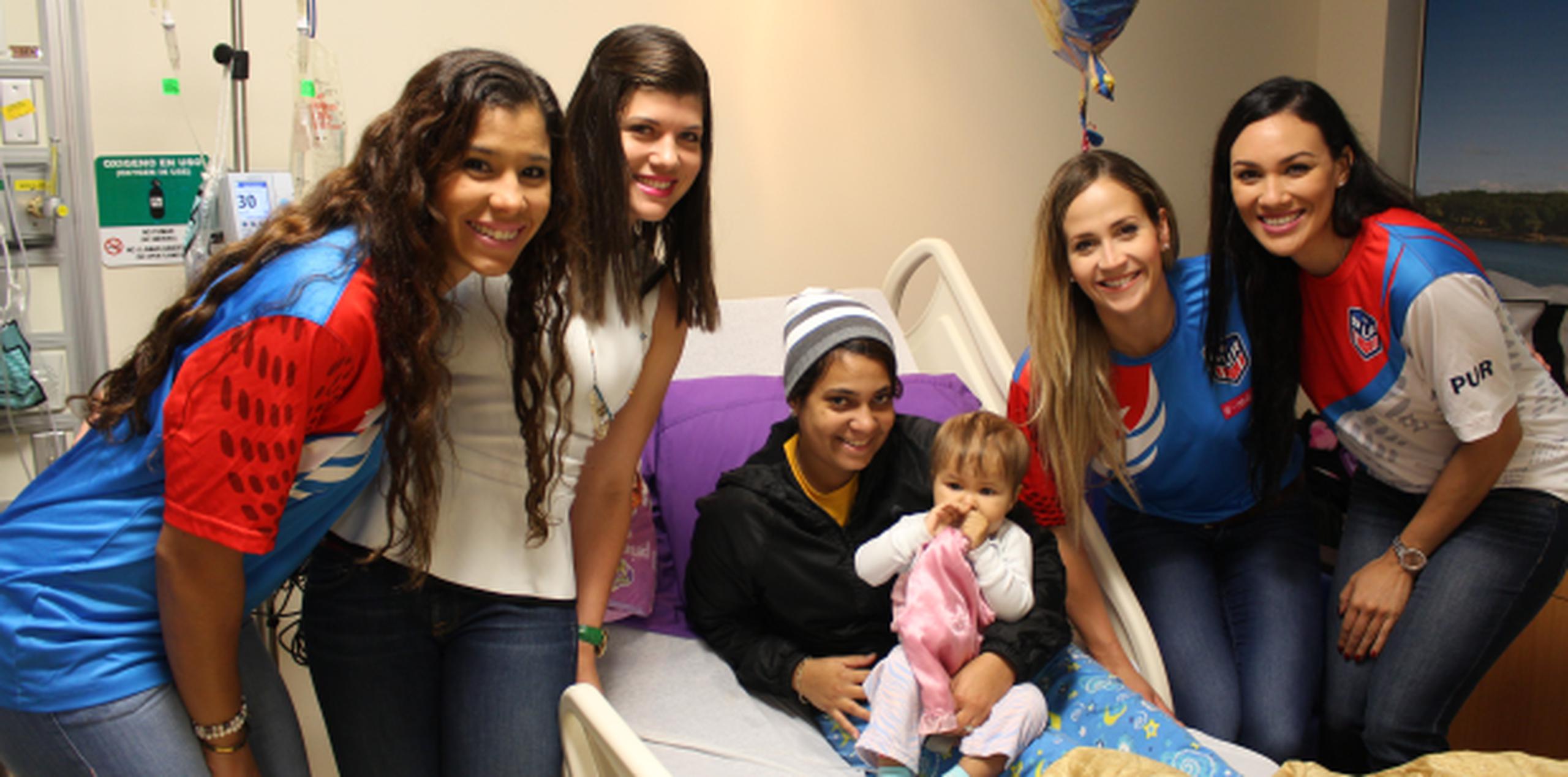 De izquierda a derecha, las jugadoras Natalia Valentín, Debora Seilhamer, Yarimar Rosa y Vilmarie Mojica comparten con una de las pacientes del Hospital del Niño. (Suministrada)