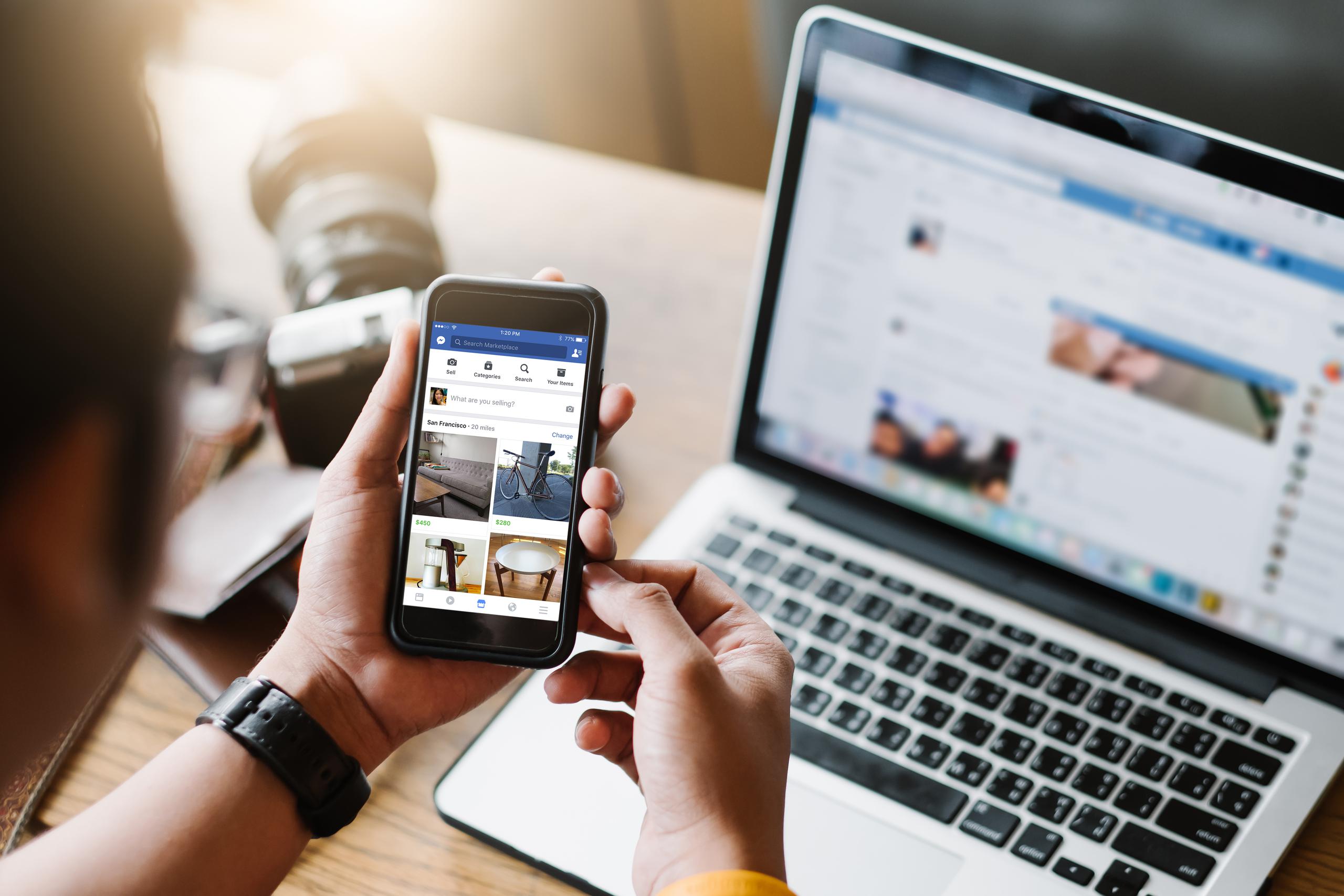 Una persona realiza una búsqueda en el Marketplace de Facebook. (Shutterstock)