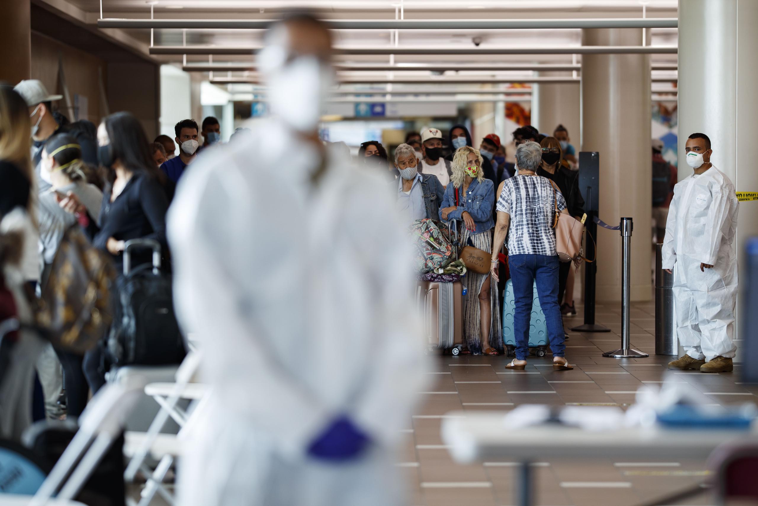 Los pasajeros que utilicen las instalaciones del aeropuerto deben completar una serie de requerimientos que estableció el Departamento de Salud para combatir el COVID-19.