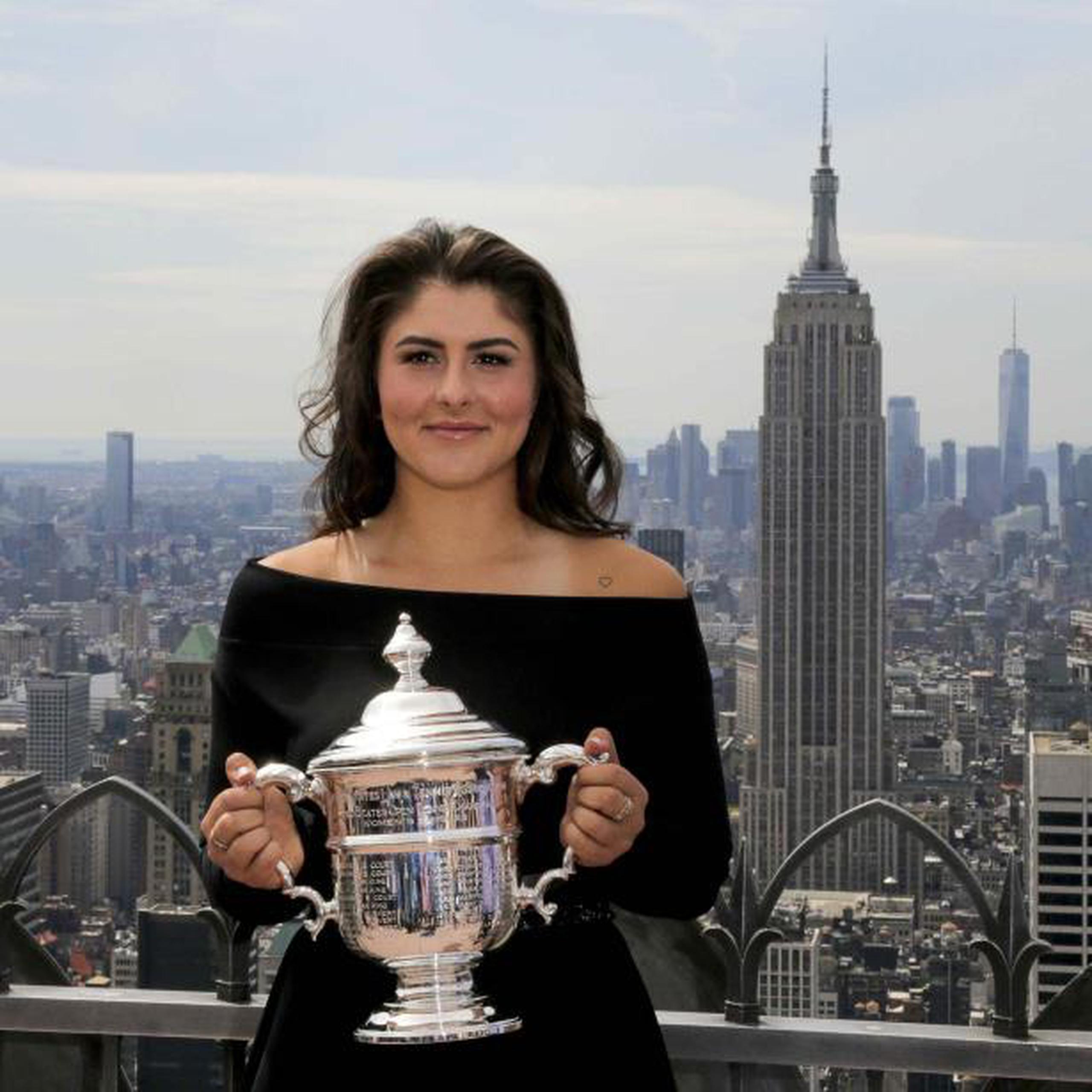 Bianca Andreescu, de Canadá, posa con el trofeo de campeona de sencillos femenil del US Open en el Top of the Rock en Nueva York. (AP / Charles Krupa)