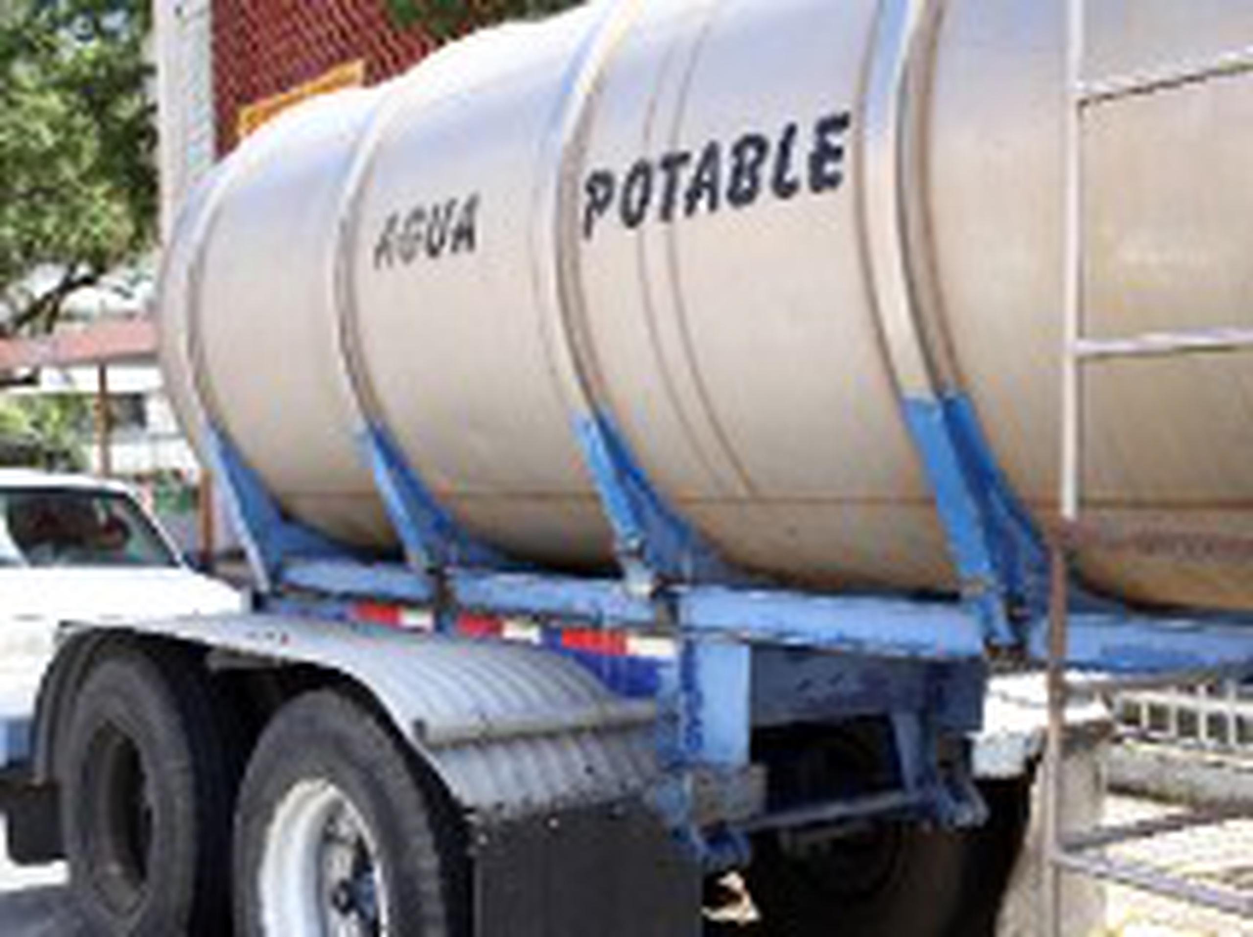 La AAA tiene camiones cisternas en Santurce, Condado y Piñones. (Archivo)