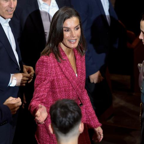 La reina de España sufre accidente que la deja cojeando