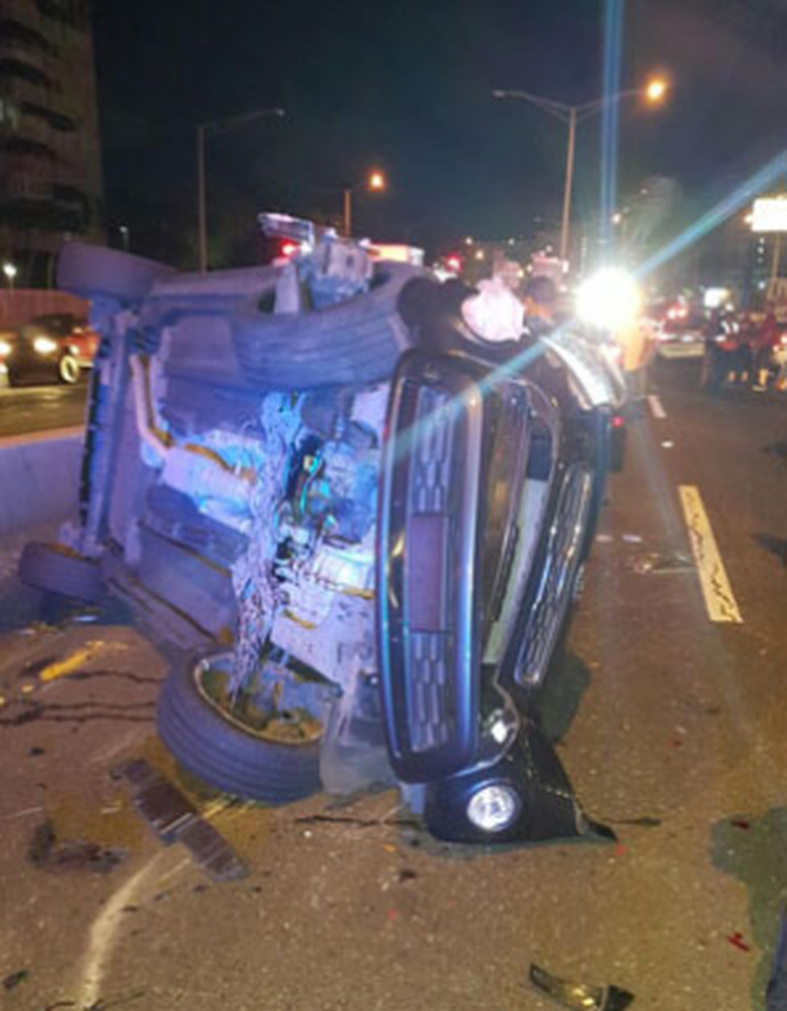 Durante la persecución el automóvil se volcó tras impactar cuatro vehículos. (Suministrada)