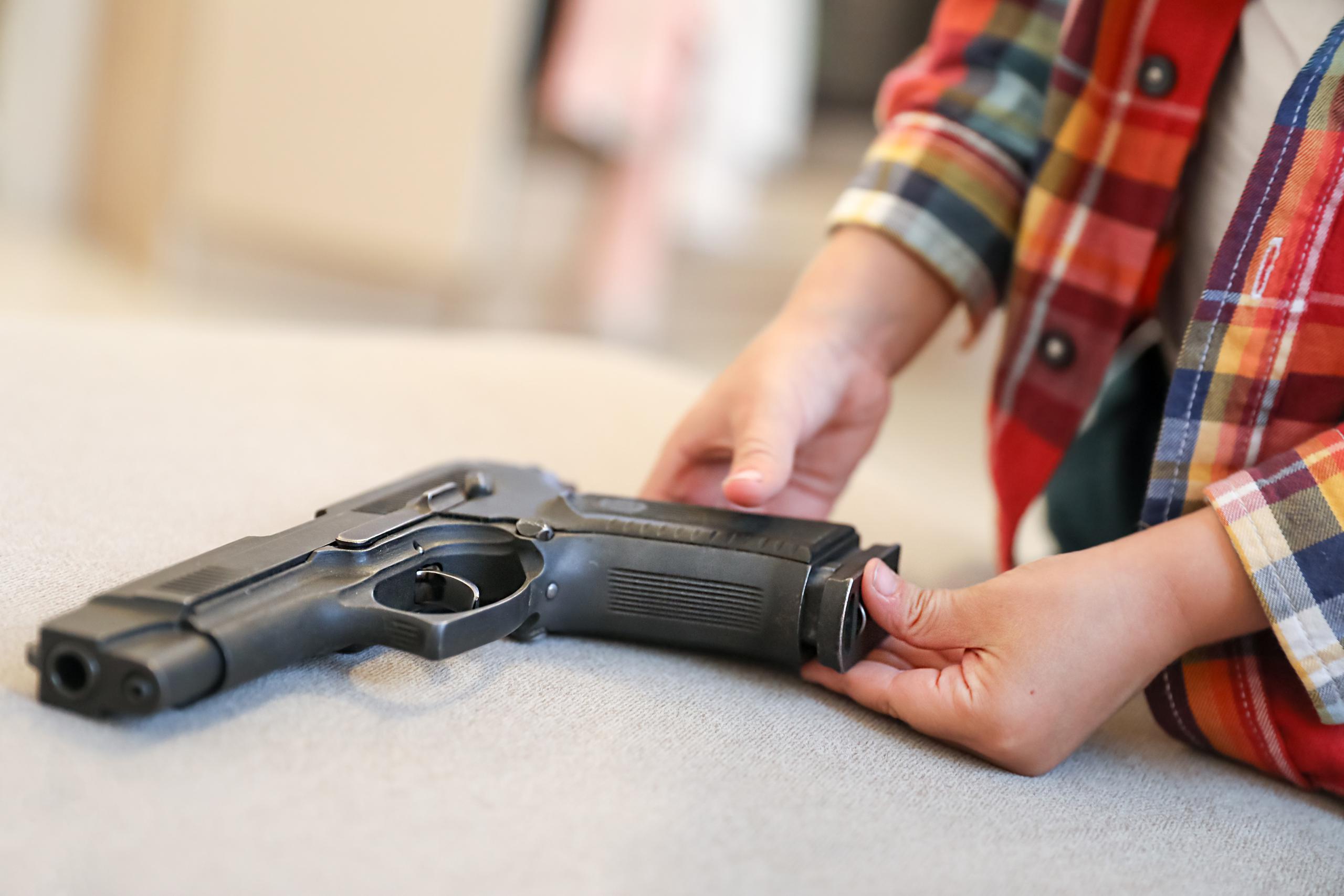 El tiroteo se produjo seis semanas después de que entrara en vigor una nueva ley en Michigan, que obliga a los propietarios a mantener las armas bajo llave cuando hay menores presentes.