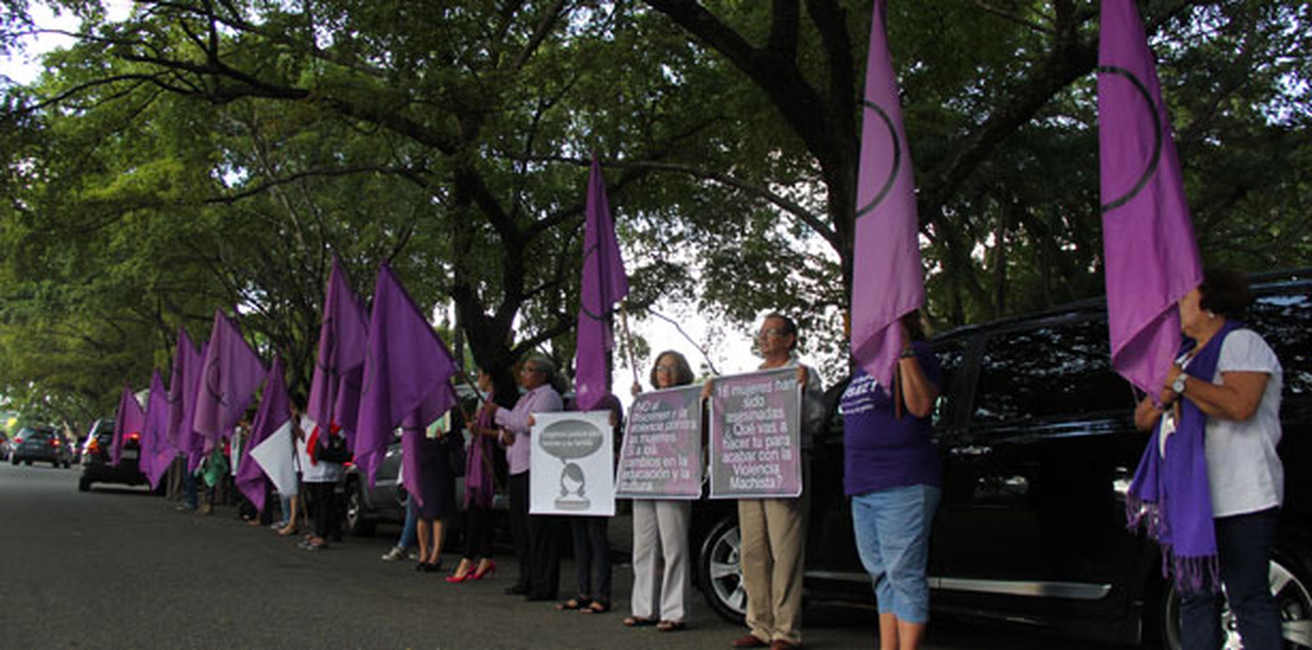 Manifestación del Movimiento Amplio de Mujeres de Puerto Rico frente a la entrada del Tribunal de Caguas para reclamar la pena máxima contra Juan Ramos Álamo por el asesinato de Ivonne Negrón en Gurabo. (alex.figueroa@gfrmedia.com)