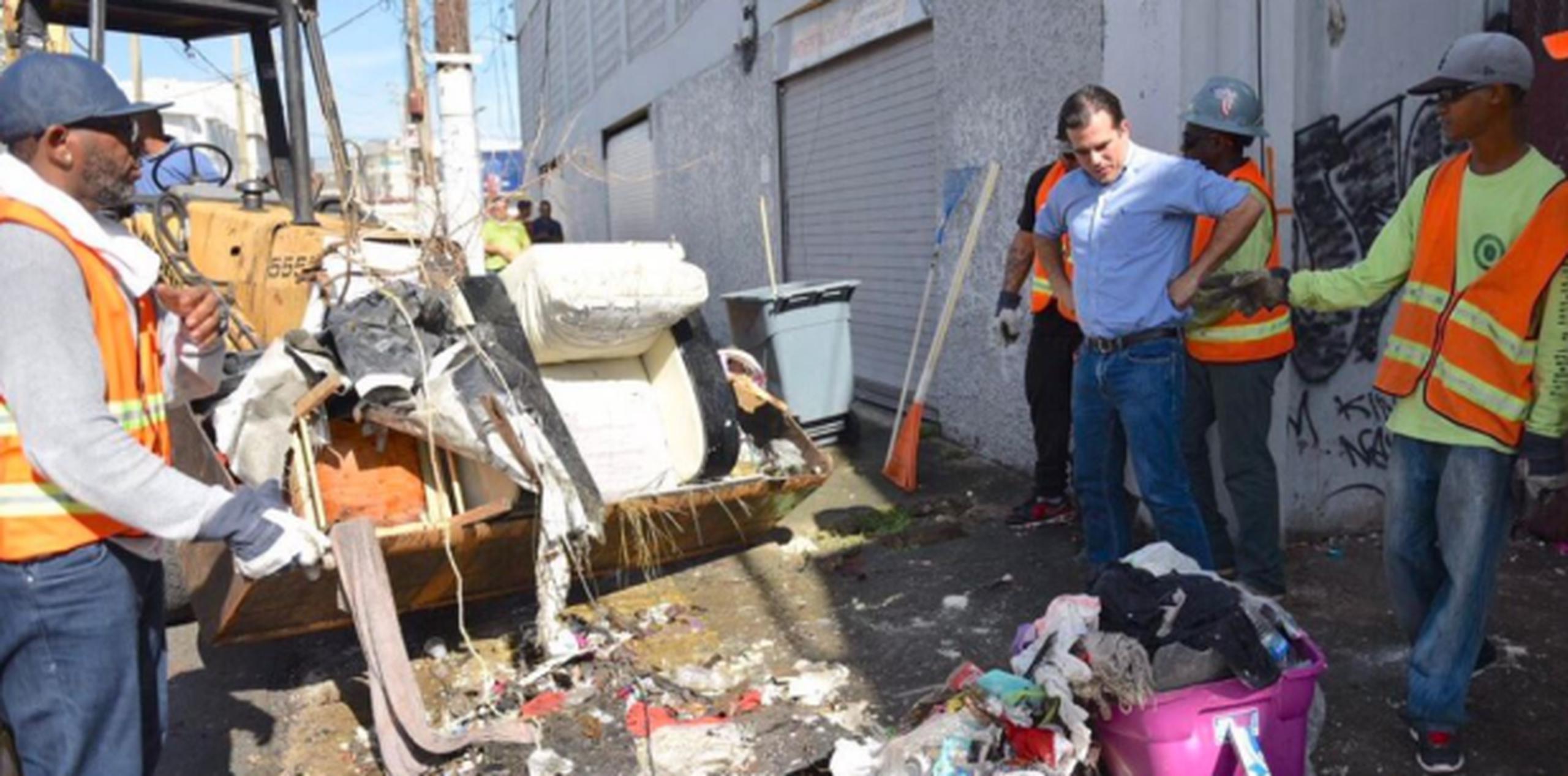 Rosselló observa hoy los trabajos de limpieza en Barriada Figueroa. (Twitter)