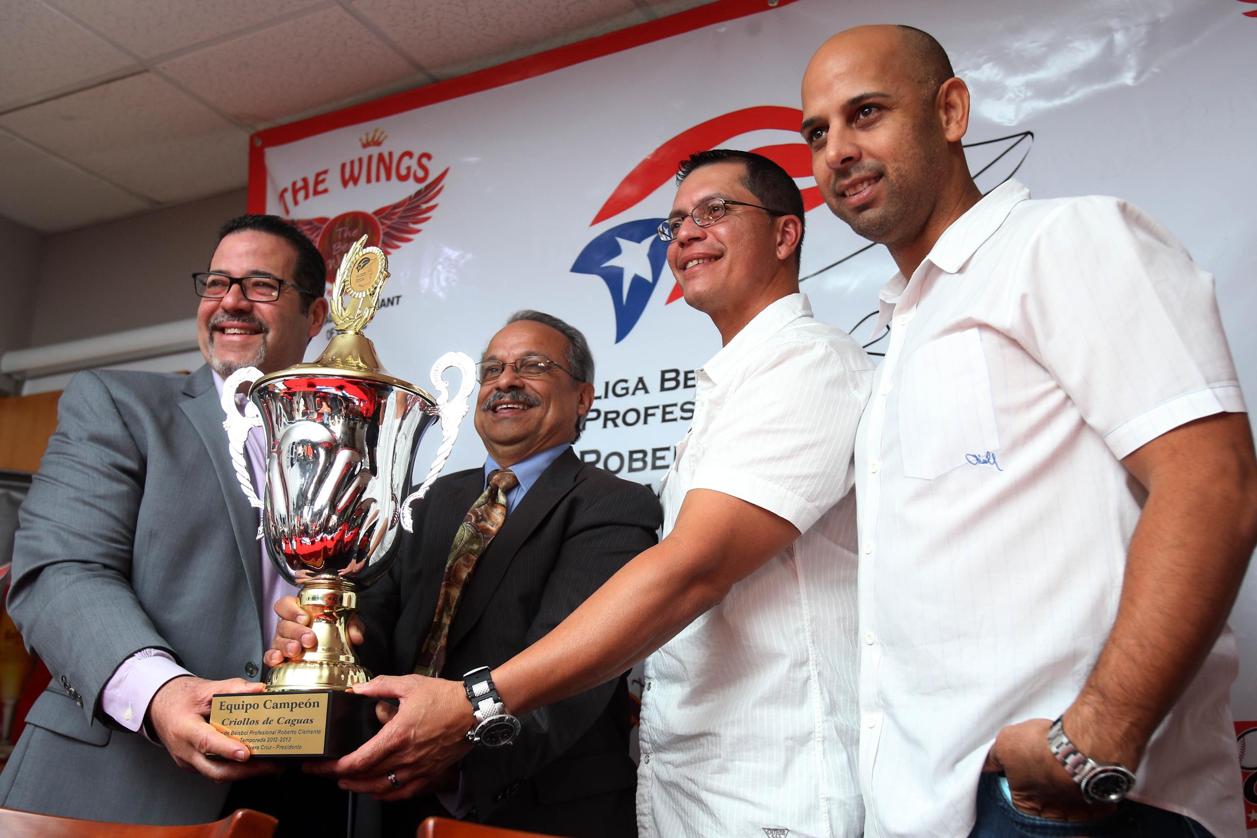 En 2013, Rivera Cruz junto a los campeones Criollos de Caguas. En la foto, el actual dueño del equipo Raúl Rodríguez,  Alex Cora (gerente general en aquel entonces) y Pedro López (dirigente del equipo en aquel momento)