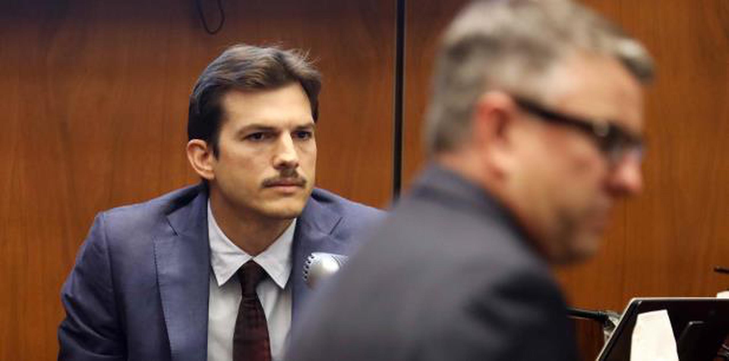 El actor Ashton Kutcher testifica durante un juicio contra el presunto asesino estadounidense Michael Thomas Gargiulo, en un juzgado del condado de Los Ángeles, California (EFE)