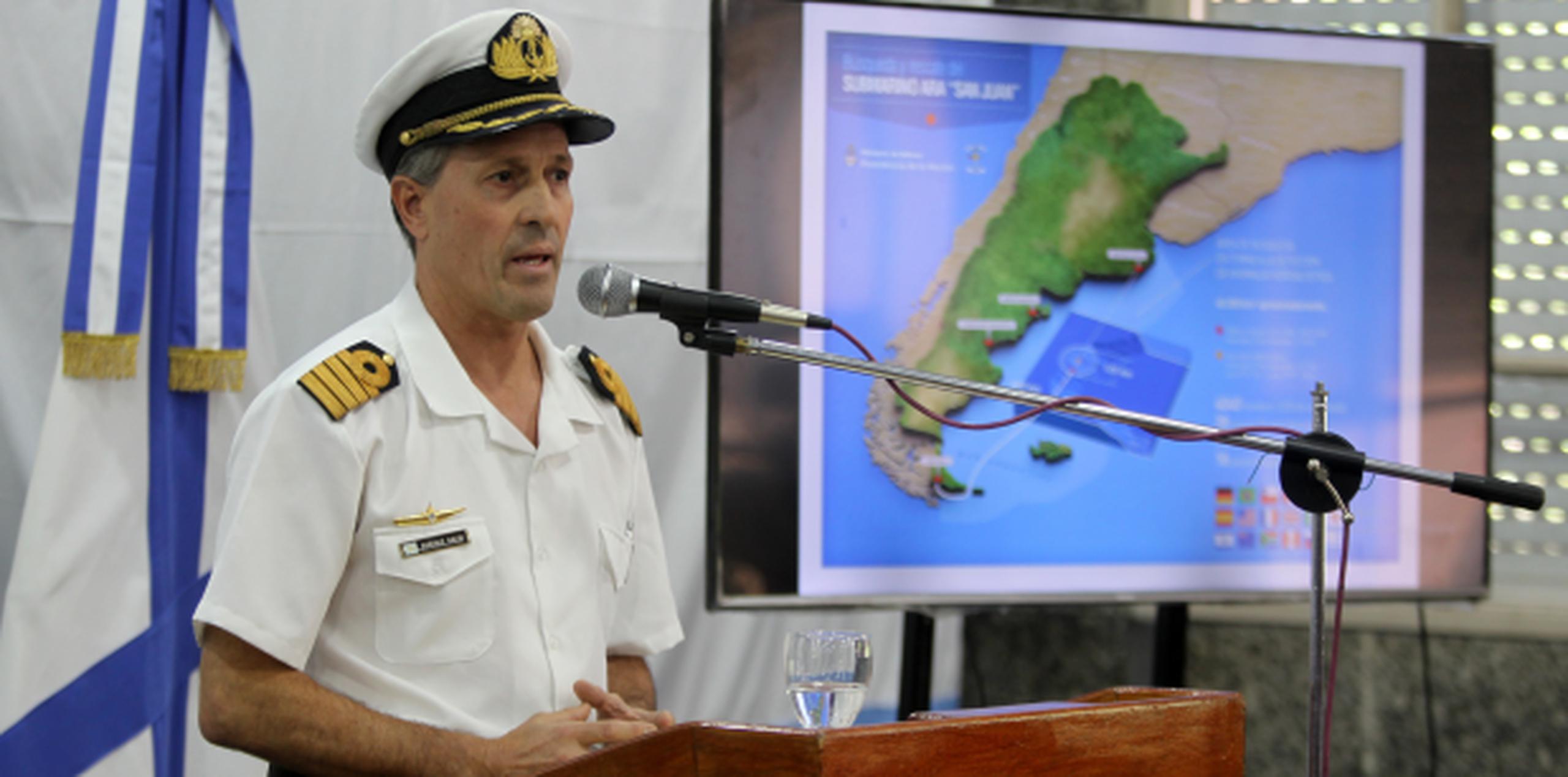 Enrique Balbi, portavoz de la Armada argentina, habla durante la conferencia de prensa. (EFE/Carlota Ciudad)