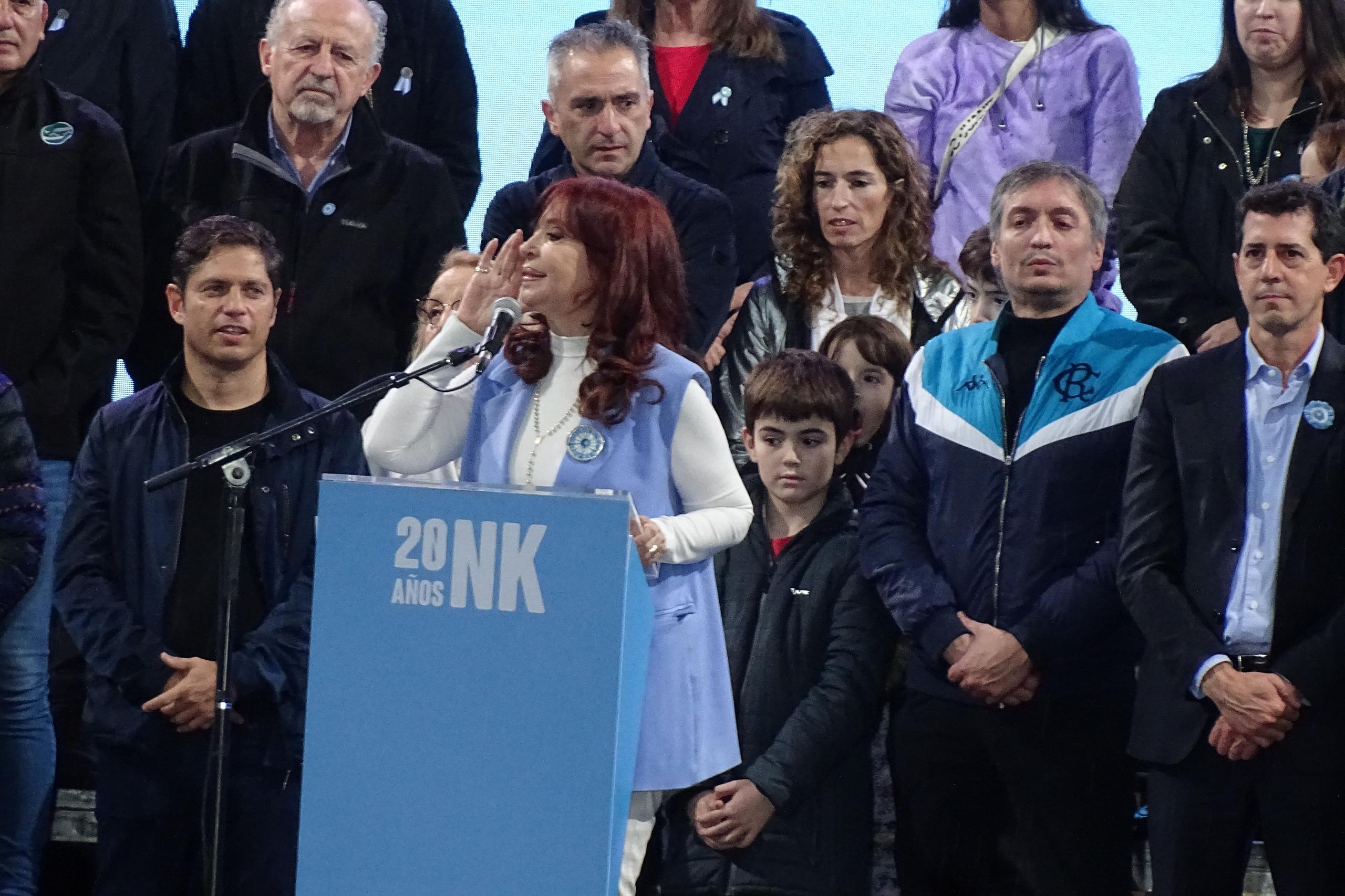 La vicepresidenta Cristina Fernández también respondió al gobernador con las frases "hágase cargo" y "pare con la locura represiva que su propio accionar ha desatado".