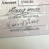 Rhode Island envía por error cheques firmados por Walt Disney y Mickey Mouse