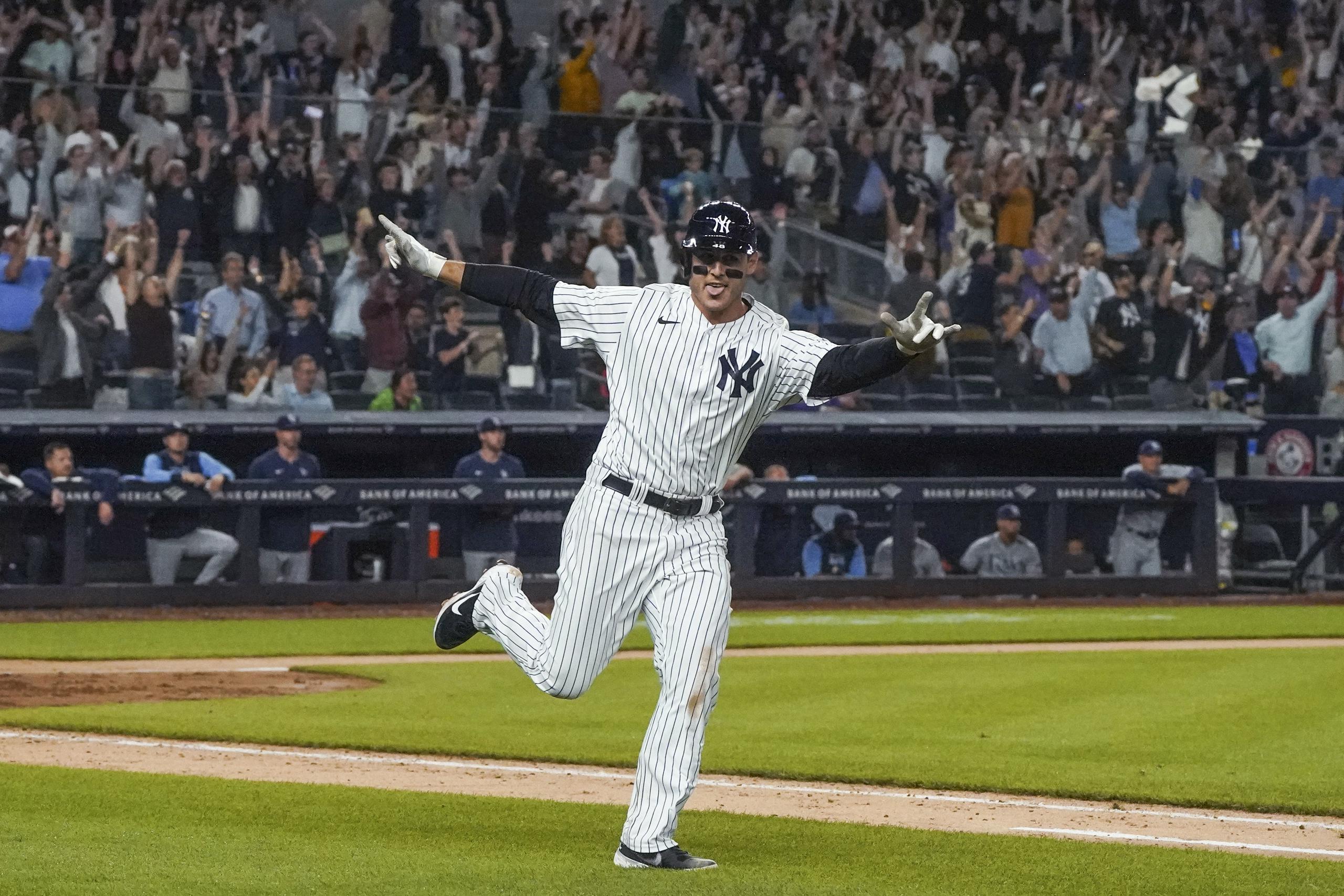 Anthony Rizzo, de los Yankees de Nueva York, inicia la celebración triunfal durante el recorrido de bases. Este disparó un jonrón que dejó sobre el terreno a los Rays de Tampa Bay.
