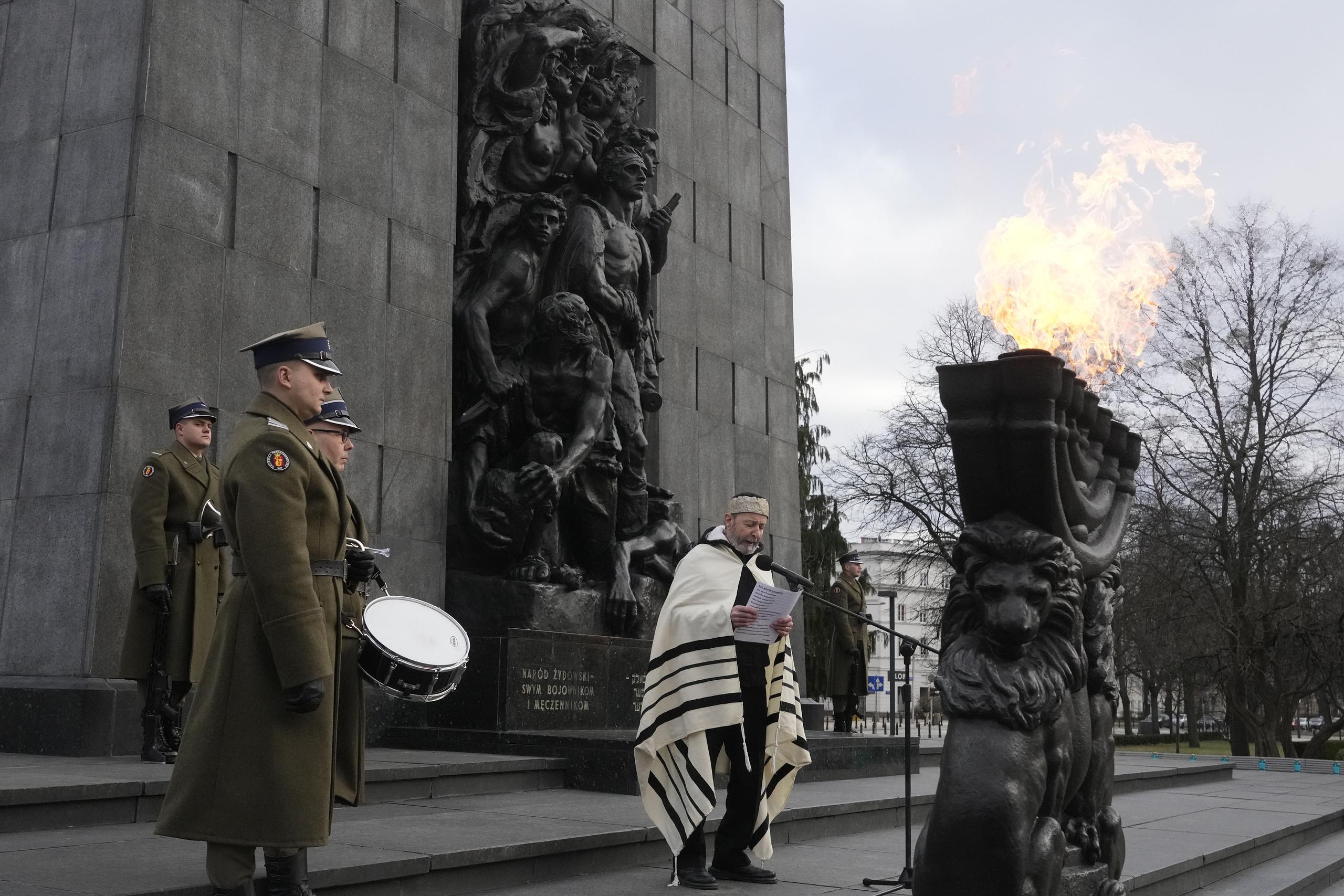 Un rabino reza una oración en la víspera del 79no aniversario de la liberación del campo de concentración nazi de Auschwitz-Birkenau por las tropas soviéticas, en el Monumento a los Héroes del Gueto, en Varsovia, Polonia.
