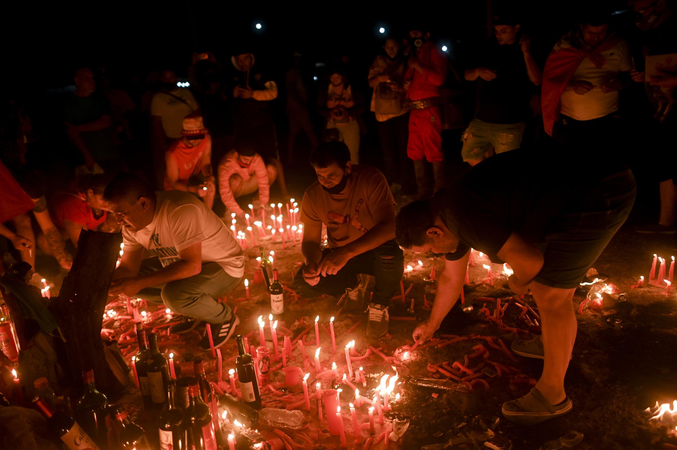 Peregrinos encienden velas para conmemorar el aniversario de la muerte de "Gauchito" Gil, en su santuario cerca de Mercedes, en la provincia argentina de Corrientes, el sábado 8 de enero de 2022.