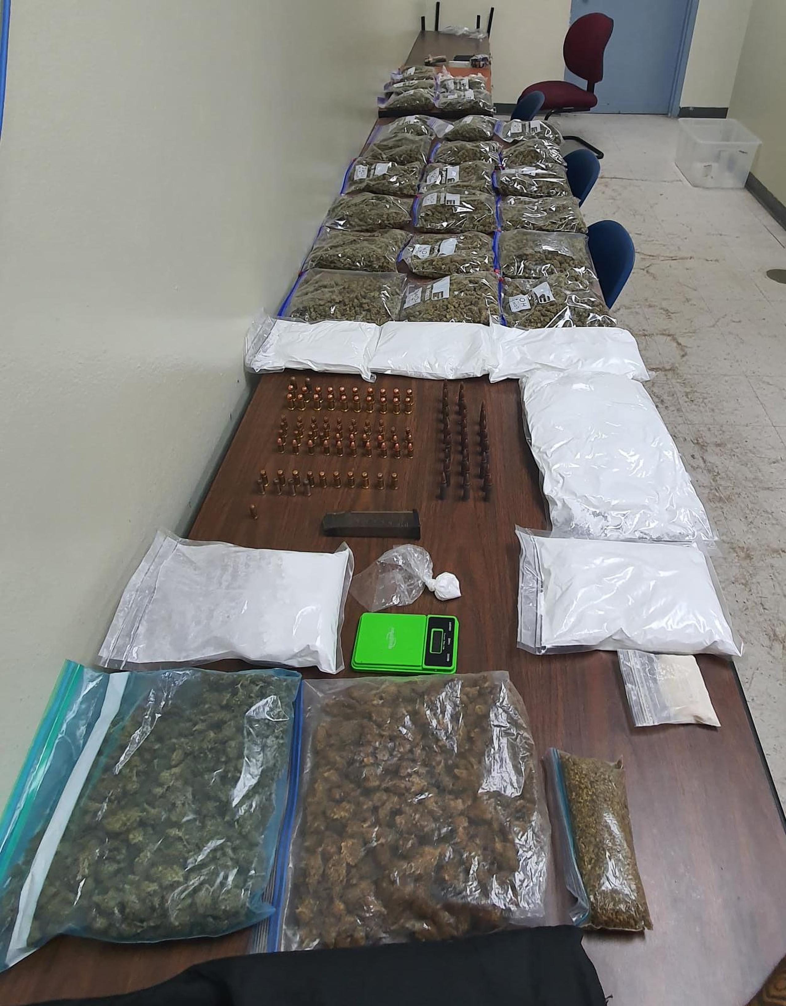 En un apartamento, de la urbanización Río Cristal, en Mayagüez, que se presumía abandonado, ocuparon 6 kilos y 195 gramos de cocaína; 25 libras y 38 gramos de marihuana y 9 bolsas con “crack”.