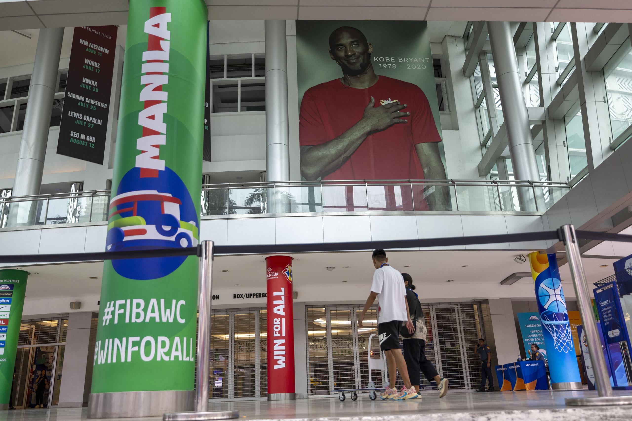 Así luce la entrada al Smart Araneta Coliseum en donde jugará el Equipo Nacional de Puerto Rico en la fase preliminar de la Copa del Mundo FIBA. Si observa bien, verá una foto arriba que rinde tributo memorial a Kobe Bryant.