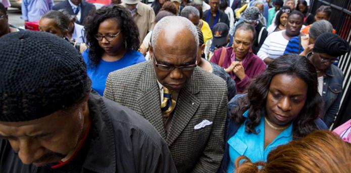 Los trágicos hechos de Charleston se producen contra el trasfondo del desempleo negro, que supera el promedio nacional, los vecindarios alterados por la delincuencia, las críticas al estado de la familia, la cultura y la educación negras e incluso un debate sobre lo que significa ser negro. (AFP)