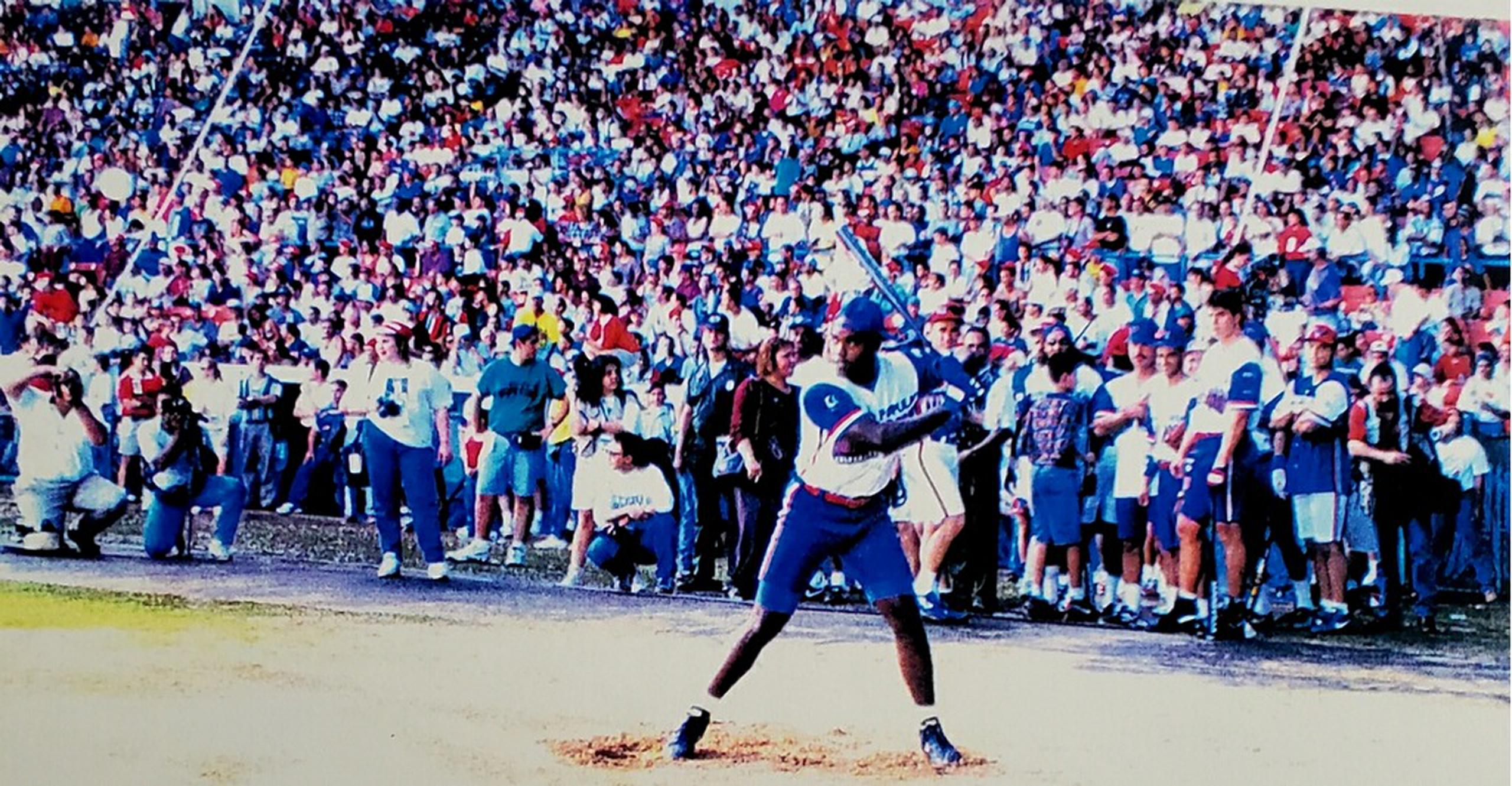 Carlos Delgado compite en el Home Run Derby ante miles de fanáticos y otros peloteros como José Canseco en el estadio Juan Ramón Loubriel en la década del 2000. Ese año también vinieron al evento figuras como Eddie Murray, Kirby Pucket, José Canseco y Albert Belle. 