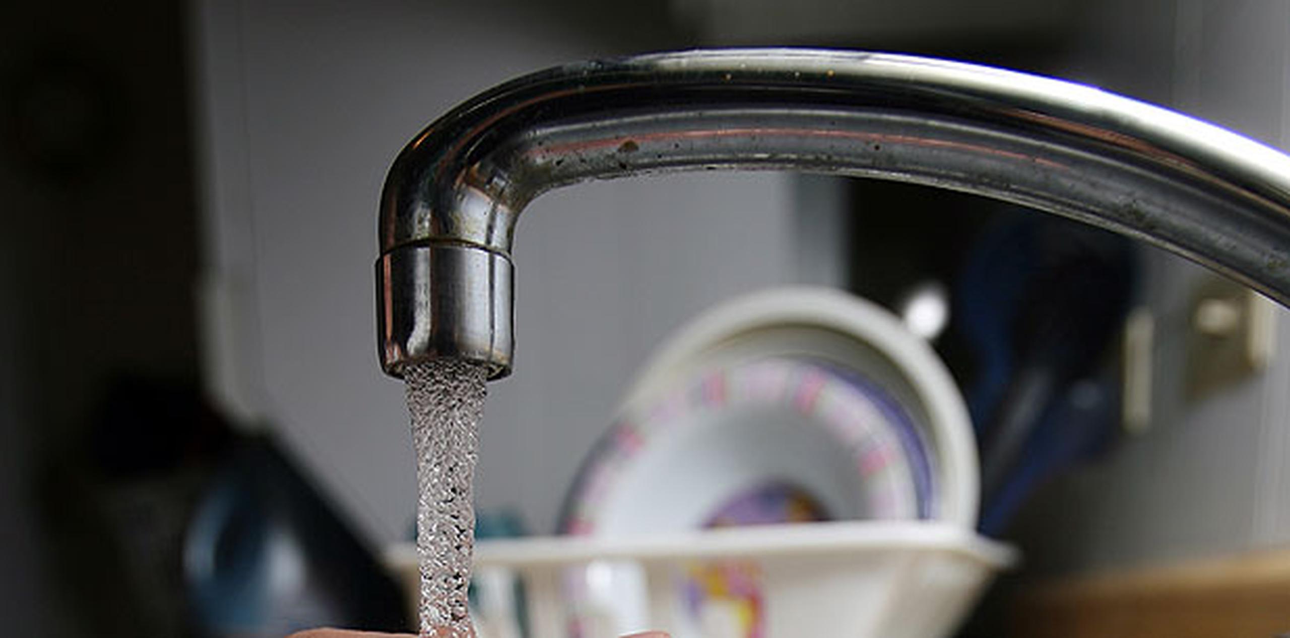 Se recomienda que una vez se restablezca el servicio, hervir el agua por cinco minutos antes del consumo humano. (Archivo)