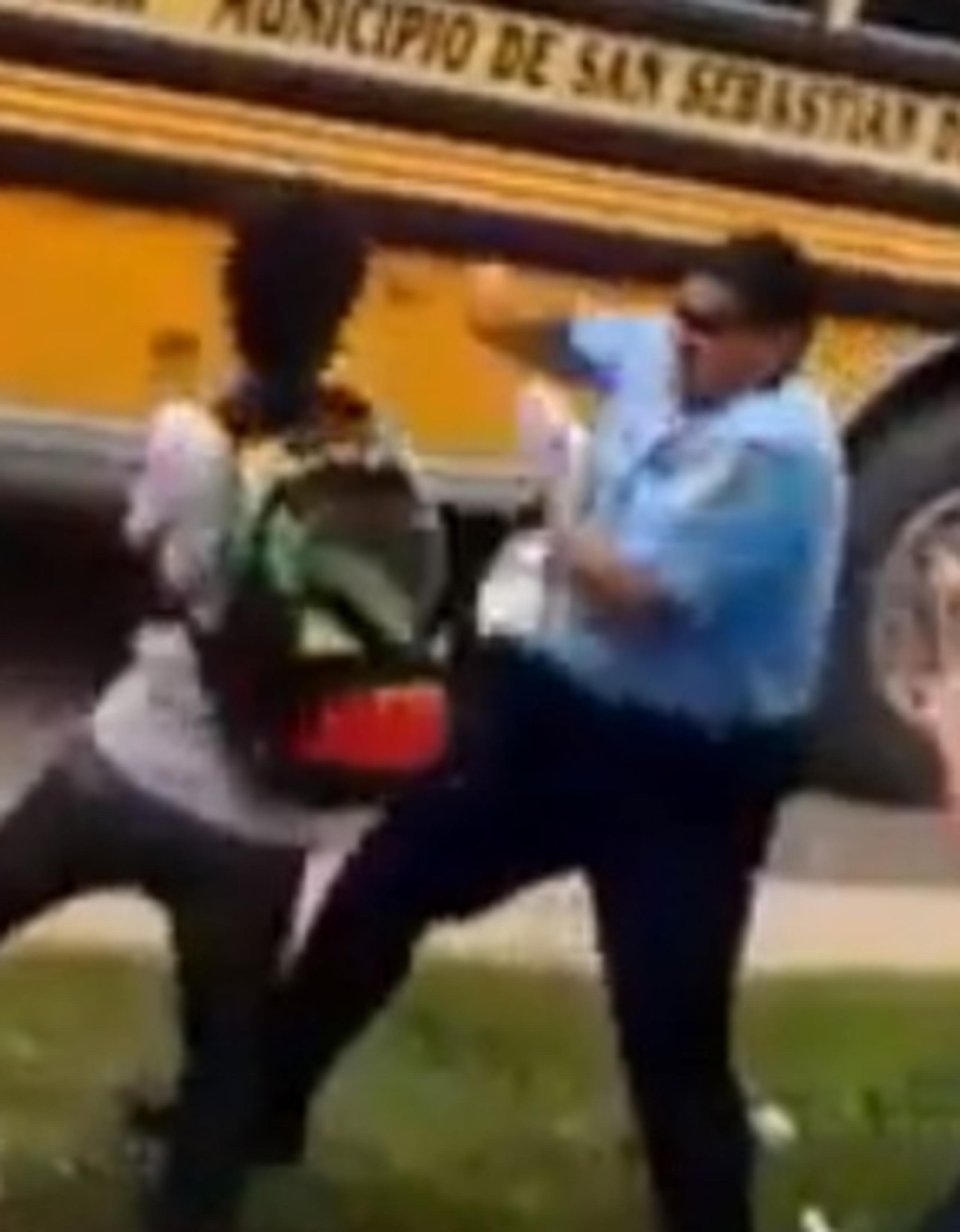 El policía fue atacado por un estudiante mientras realizaba un arresto. (Youtube)