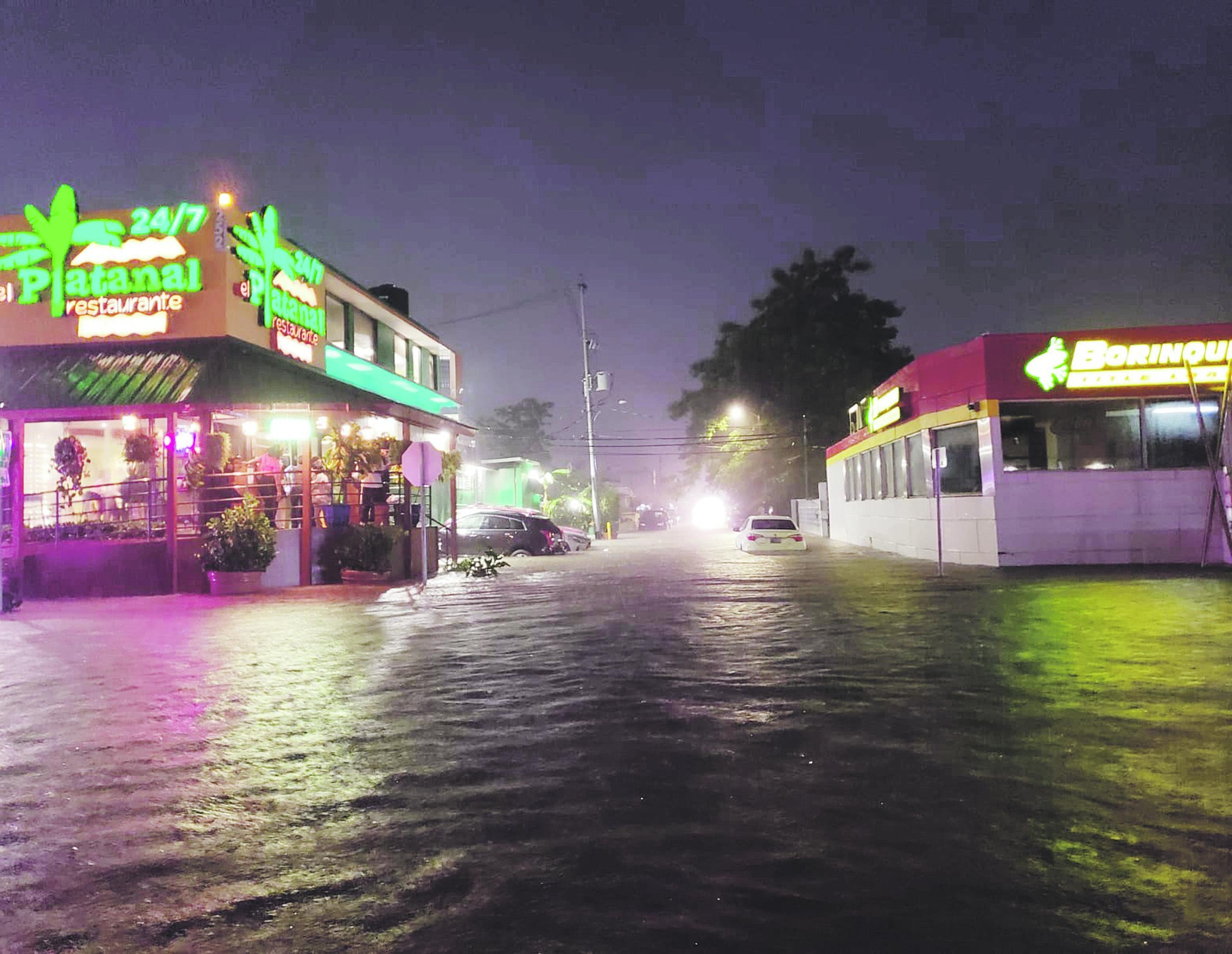 EL SNM exhortó a los automovilistas a evitar transitar por carreteras inundadas.