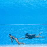 FOTOS: Así fue el rescate de película a una nadadora que se desmayó en competencia