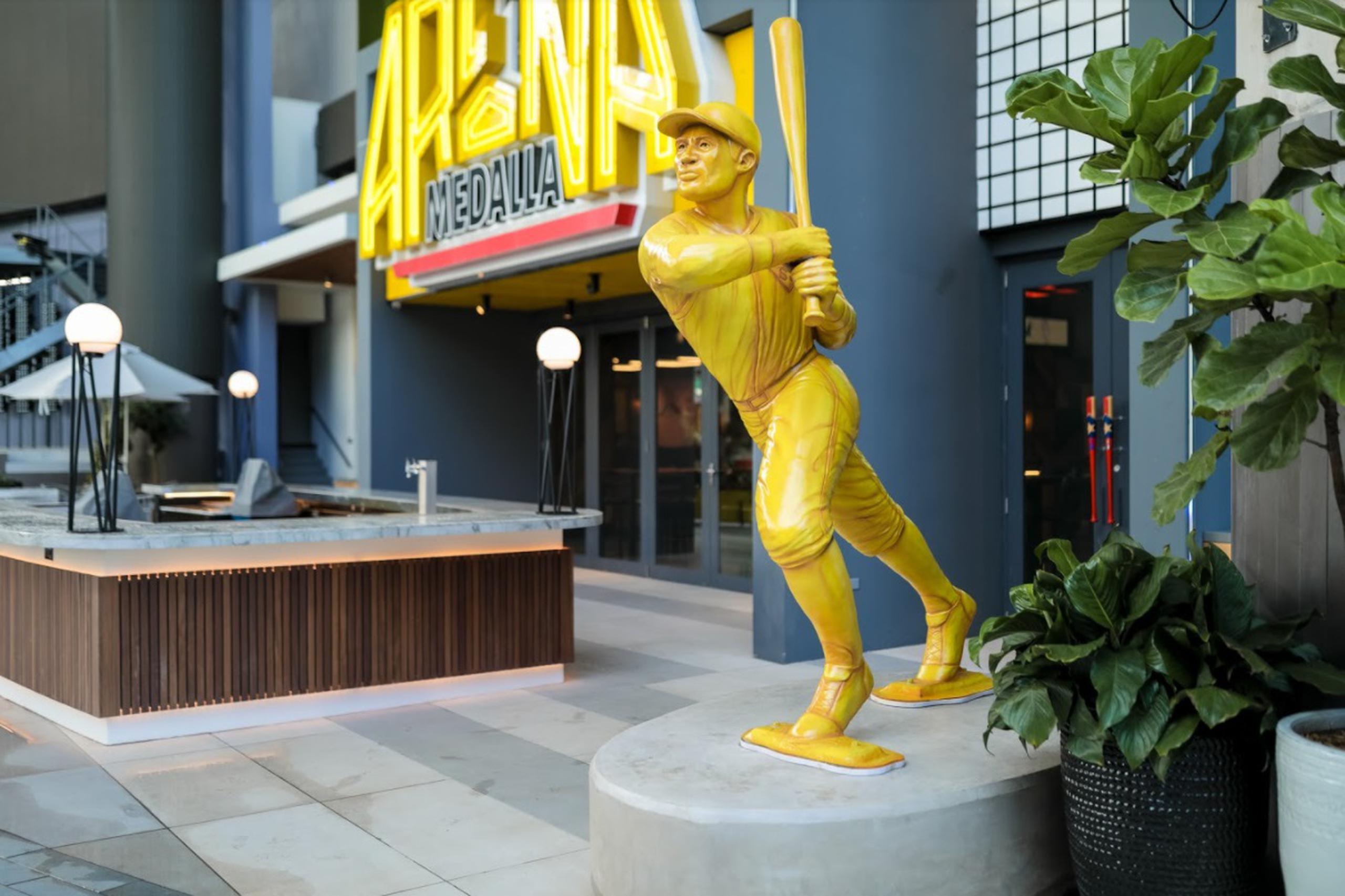 La estatua dorada, de diez pies de altura, fue esculpida en un material de resina, parecido a la arcilla, por el artista Ángel Torres.