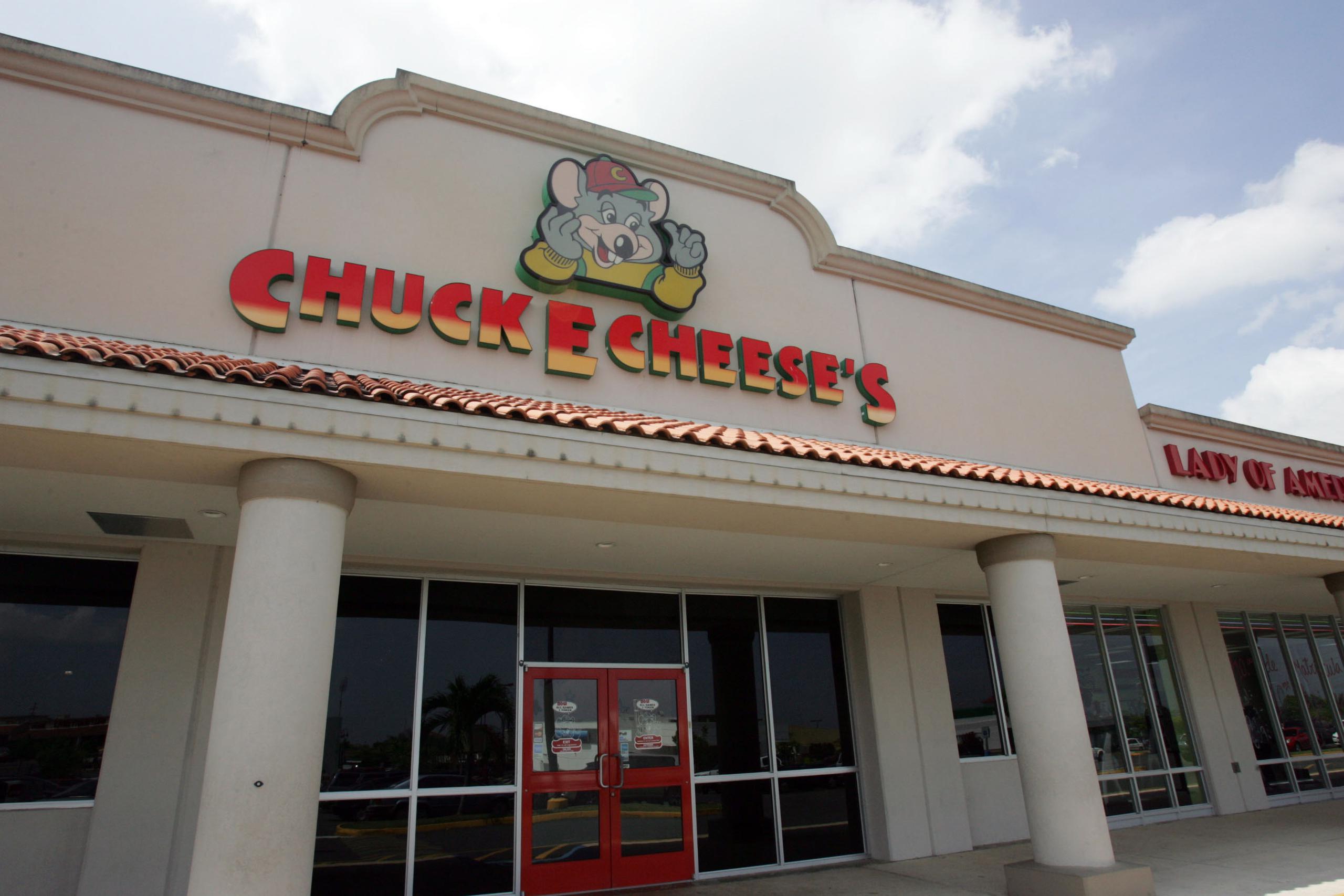 La industria de servicios, que incluye restaurantes, ha sido devastada por la pandemia. Los restaurantes que pueden ofrecer comida para llevar lo han hecho, pero aquellos que dependen de cenar, como Chuck E Cheese, han sido muy golpeados.