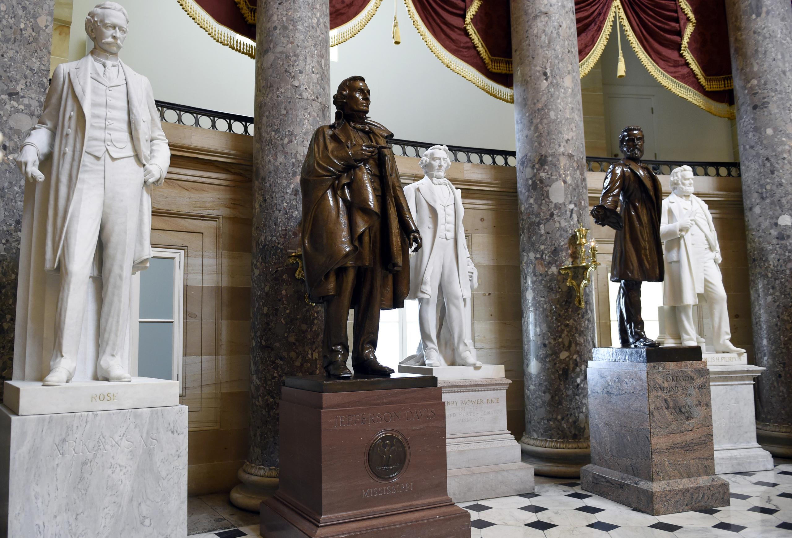 Una estatua de Jefferson Davis, segunda de izquierda a derecha, presidente de los estados confederados de 1861 a 1865, es exhibida en el Capitolio de Washington