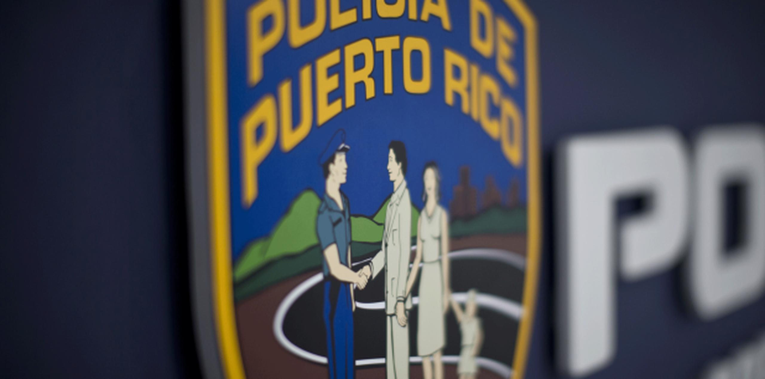 El agente Luis Roldán, de la División de Patrullas de Carreteras de Humacao, investigó la escena. (ARchivo)