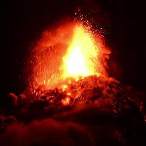 Desalojan a miles por la erupción del Volcán de Fuego