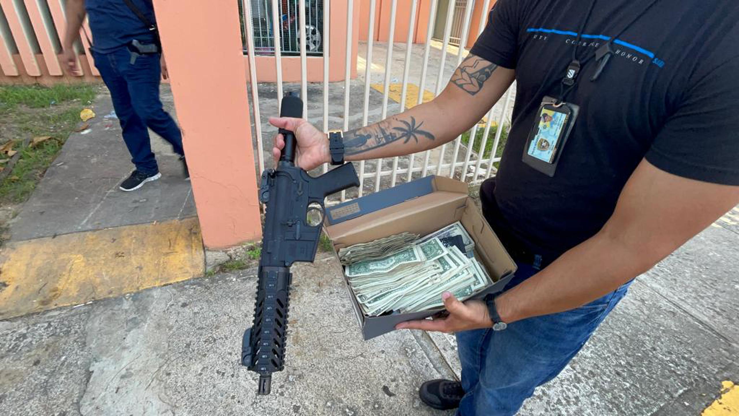 El rifle y el dinero en efectivo se ocuparon durante un allanamiento en el residencial Las Margaritas en Santurce.