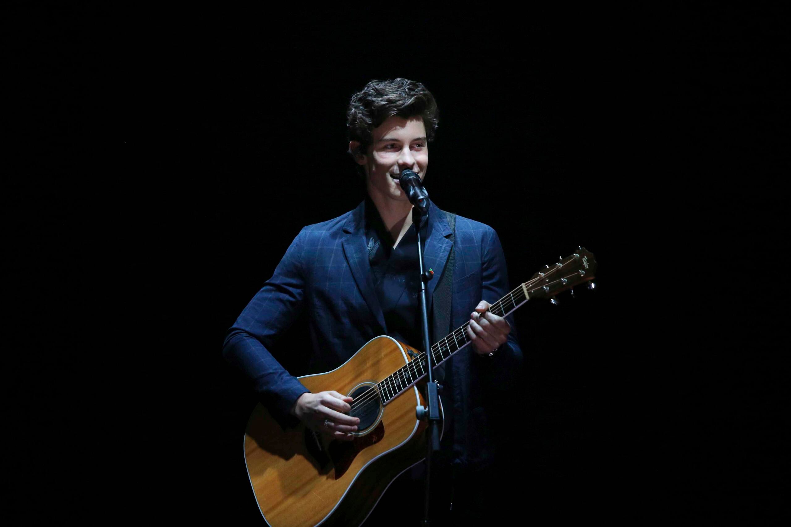 Shawn Mendes actúa en vivo durante los  Europe Music Awards (EMAs) de MTV. (AP)