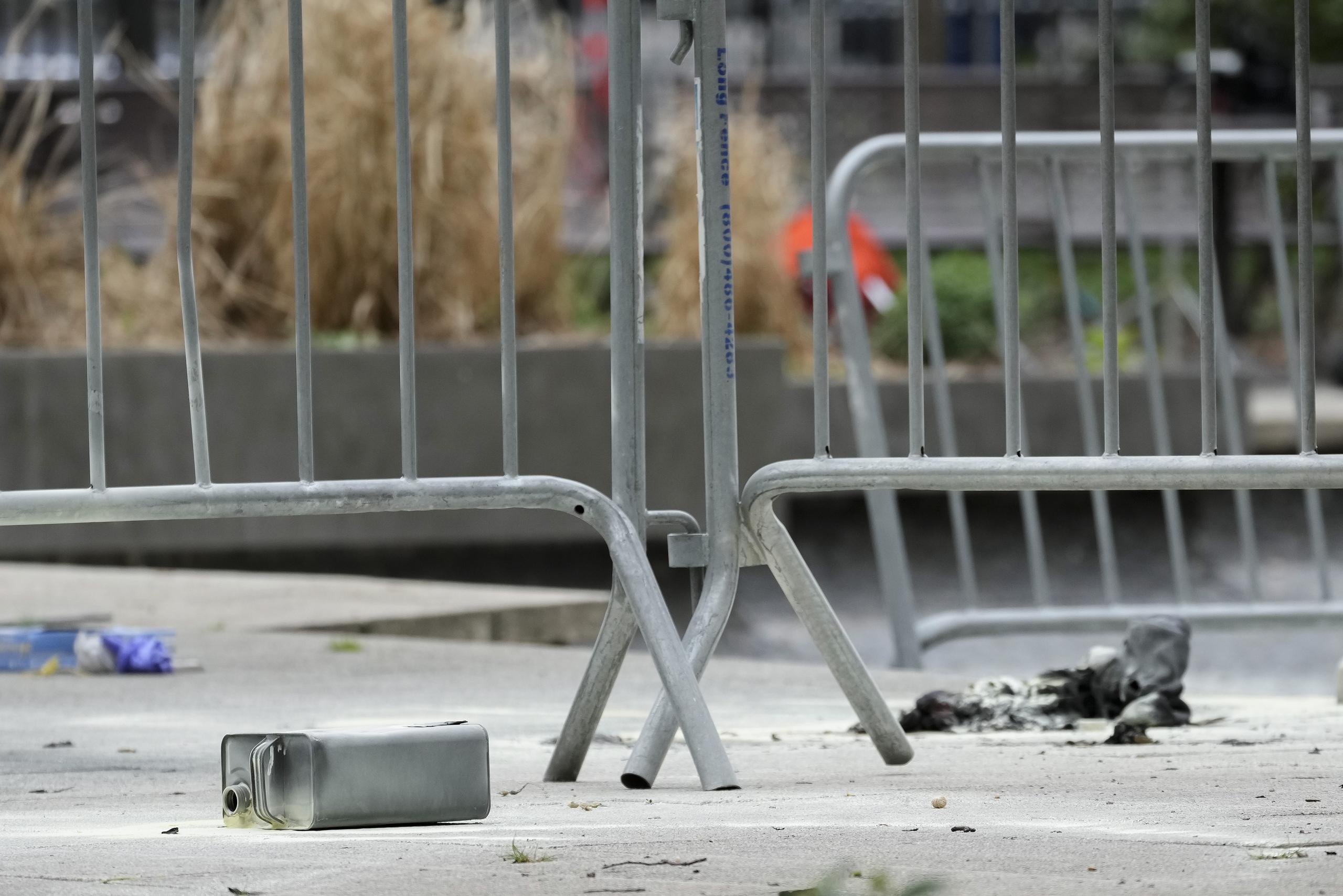 Una lata de metal, tirada en el piso, fue captada cerca del lugar donde un hombre se prendió fuego, en un parque frente a un tribunal de Manhattan.