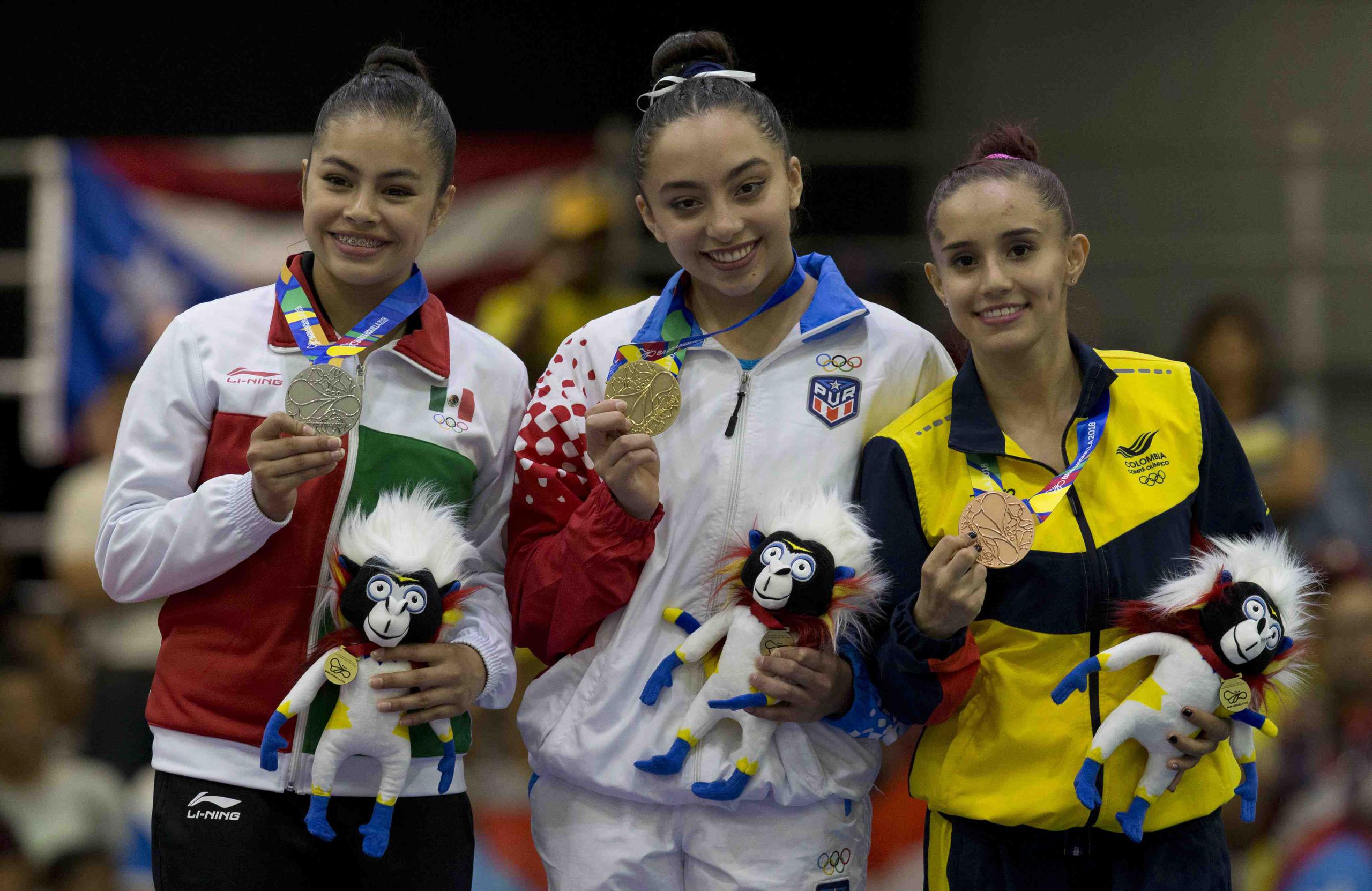 Bianca Leon (oro) junto a la mexicana Jimena Moreno (plata) y la colombiana Dayana Ardila (bronce). (Xavier Araujo | xavier.araujo@gfrmedia.com)