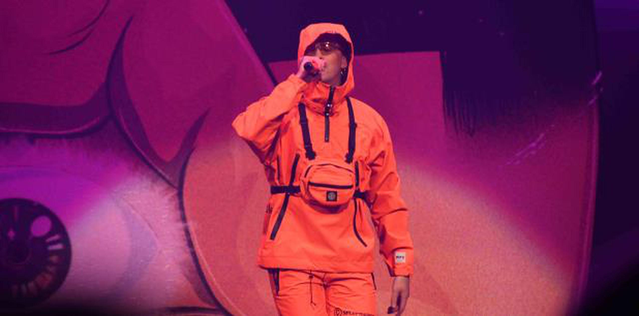 El cierre estuvo a cargo del artista Bad Bunny, quien vistió un llamativo conjunto de color naranja compuesto por un abrigo y un pantalón corto. También lució colgada a su pecho una cartera del mismo color. (Suministrada)
