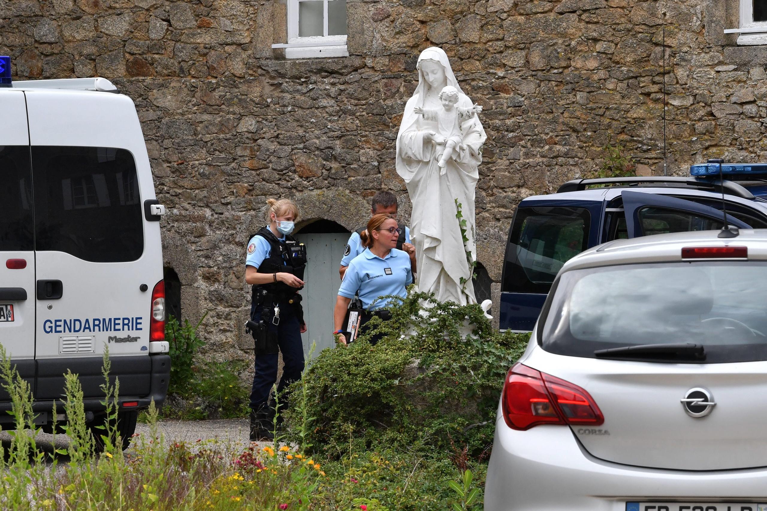 El sospechoso se entregó en la mañana de este lunes a la Gendarmería de Mortagne-sur-Sèvre (oeste de Francia), a una quincena de kilómetros de la comunidad religiosa en la que estaba acogido. EFE/EPA/Joel Le Gall/PQR/Ouest France