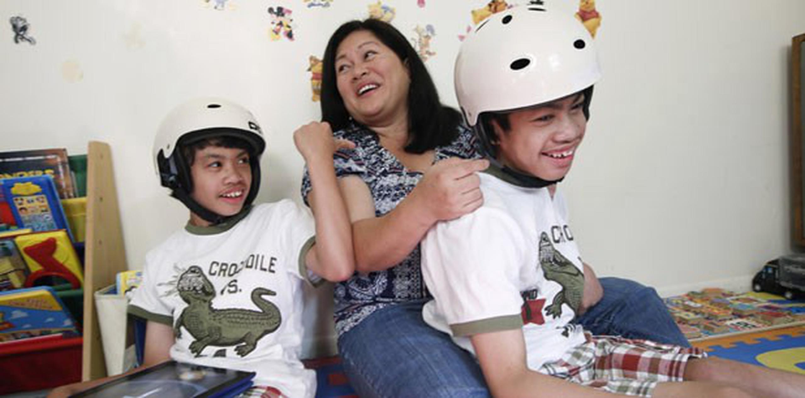 Arlene Aguirre y sus gemelos Clarence y Carl de 12 años. (AP Photo/Kathy Willens)